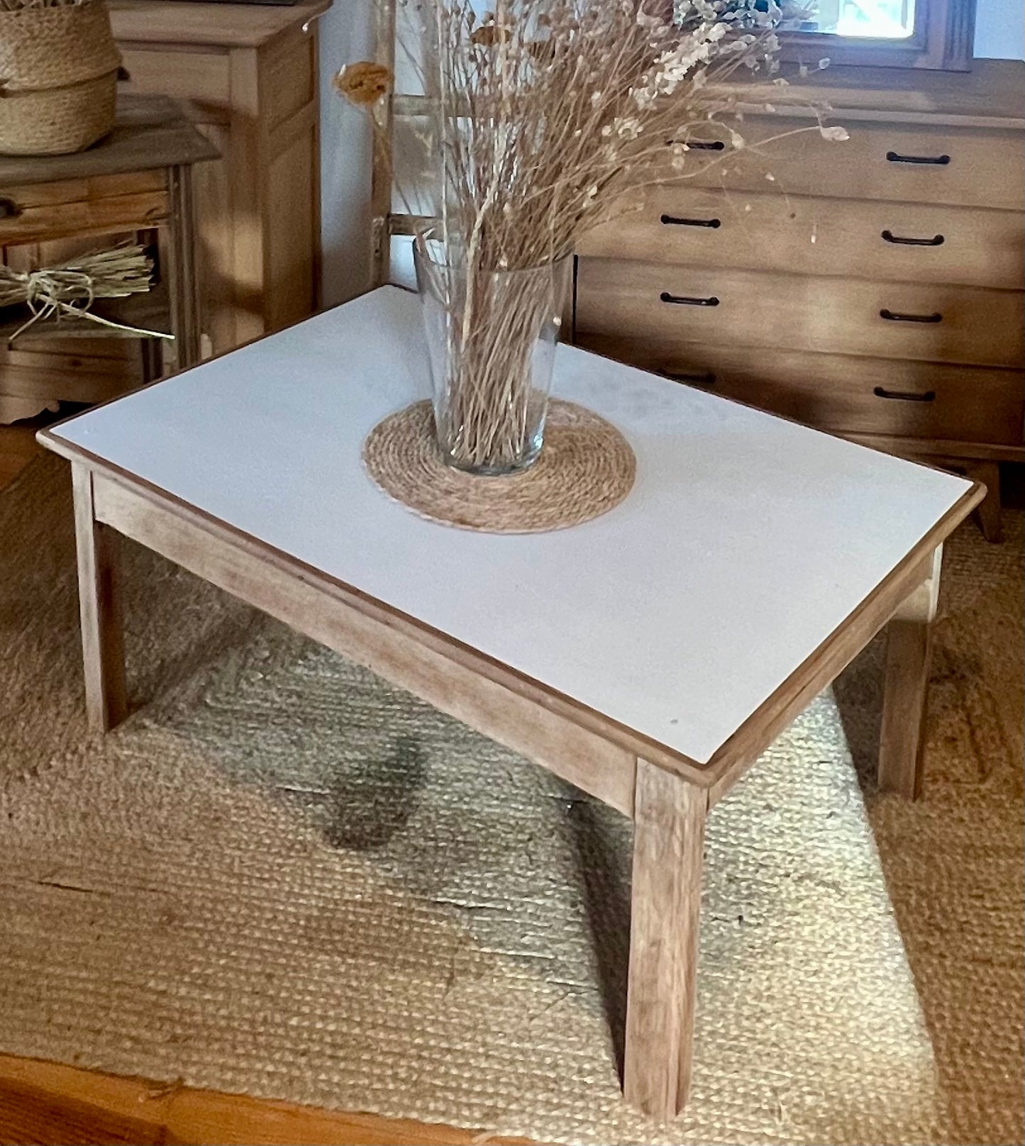 Table basse ancienne en chêne brut et lin