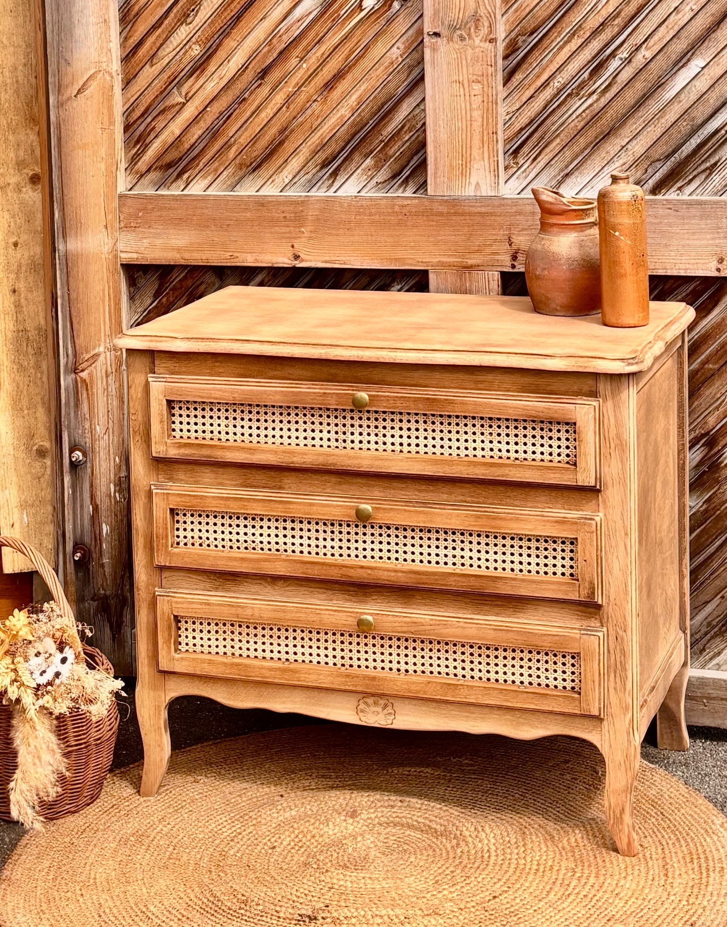 Commode ancienne en chĂȘne brut et cannage