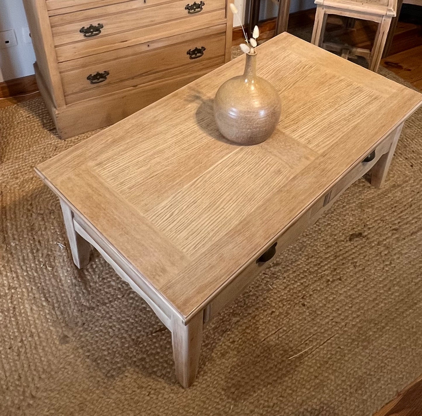 Table basse rénovée en chêne brut 2 tiroirs traversants