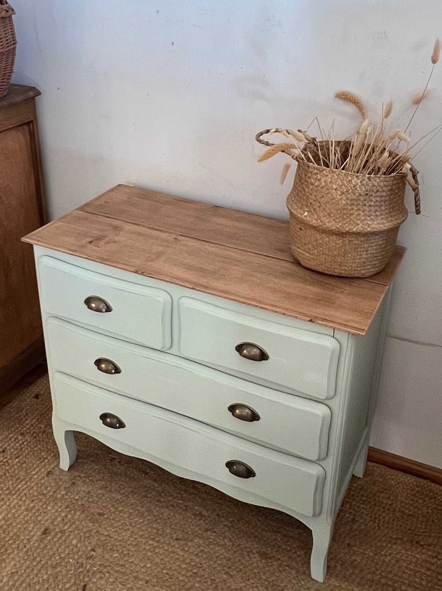 Commode ancienne en chêne massif brut et patiné vert amande