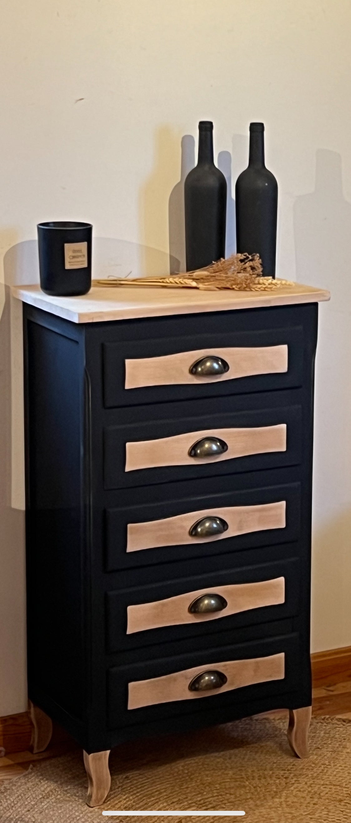 Chiffonnier ancien en bois massif brut et noir mat 5 tiroirs