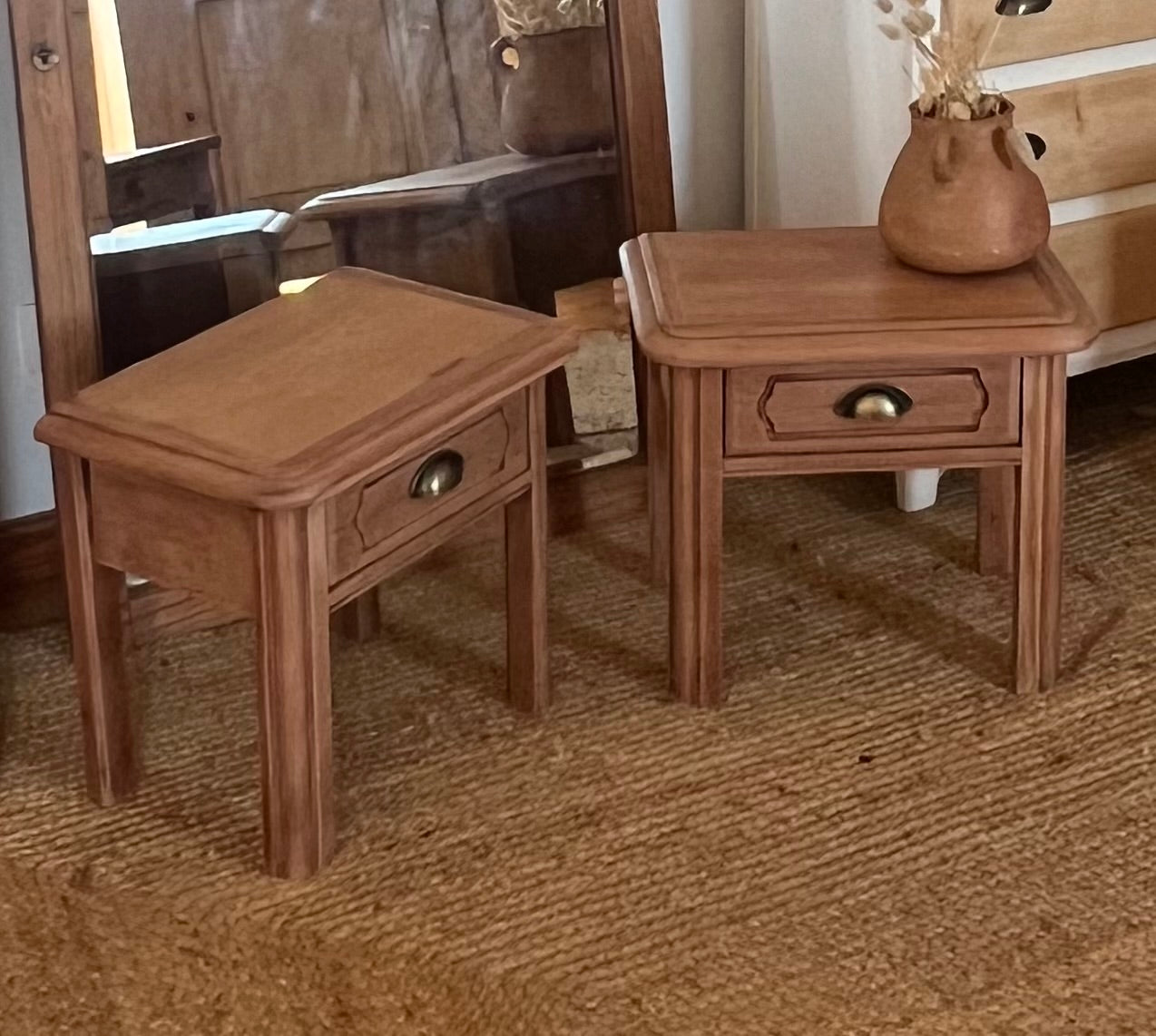 Paire de chevets / tables de nuit anciennes en bois brut