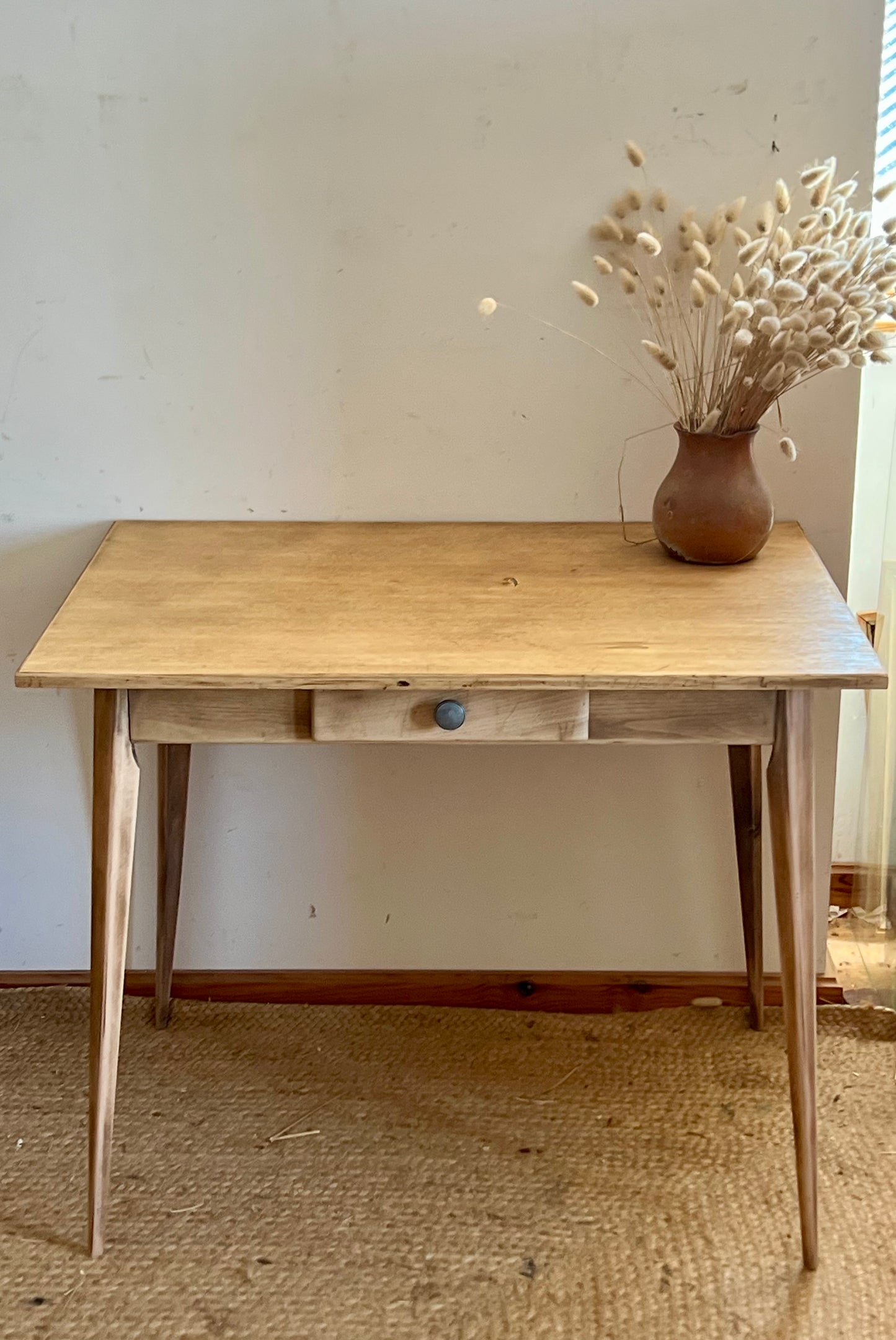Bureau vintage ancien en bois brut - pieds fuseaux
