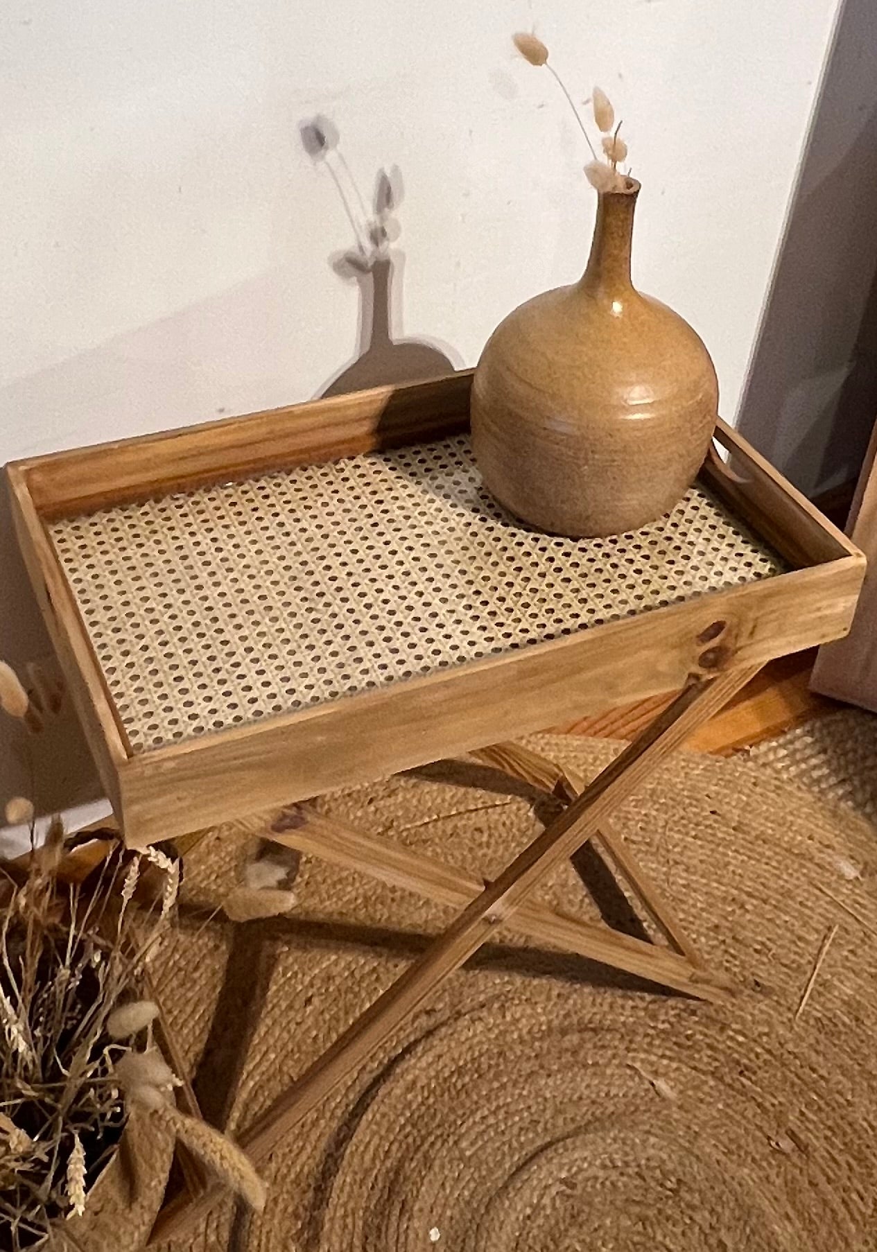 Table d’appoint pliante en bois massif brut et cannage