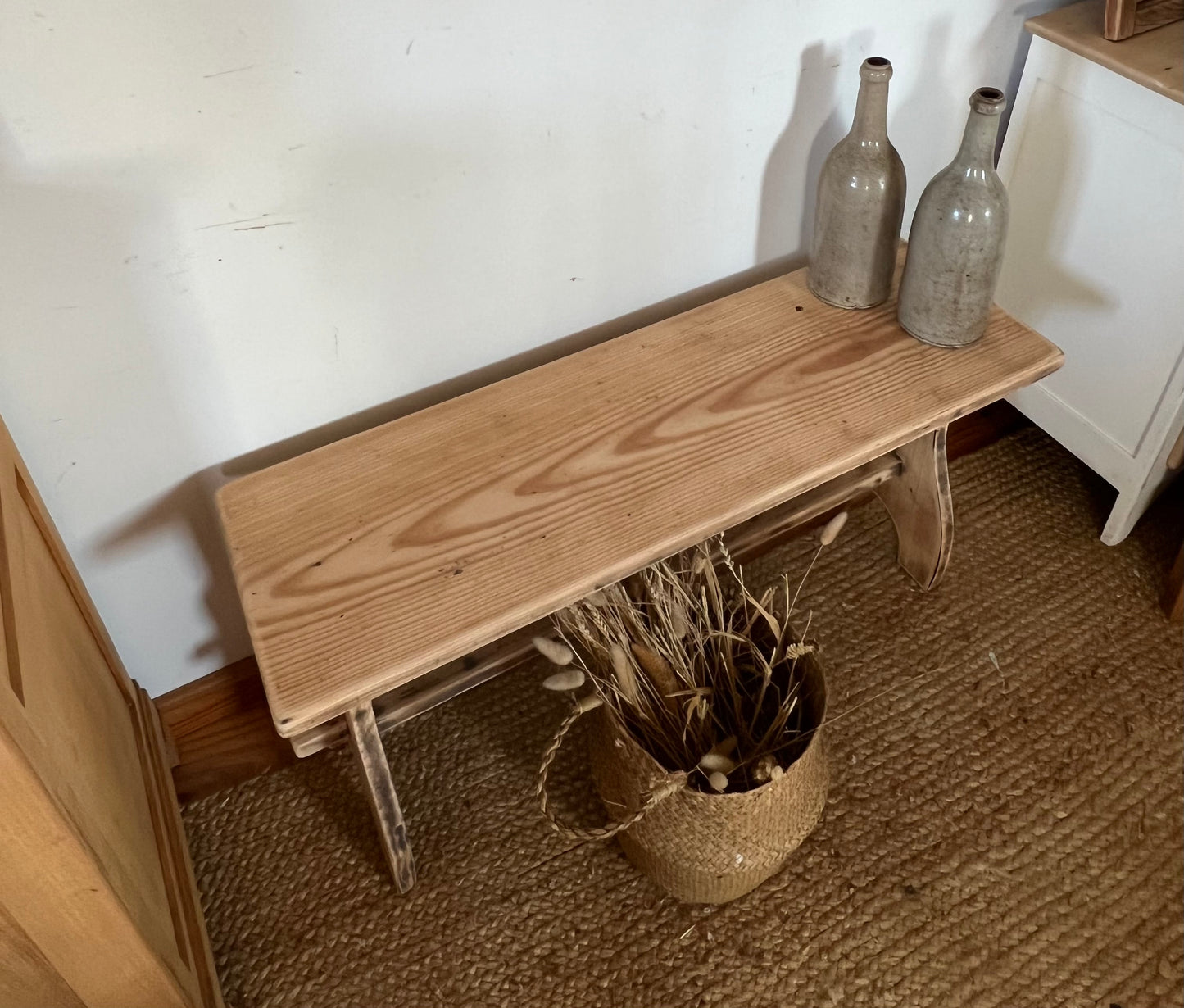 Petit banc de ferme ancien en bois massif brut
