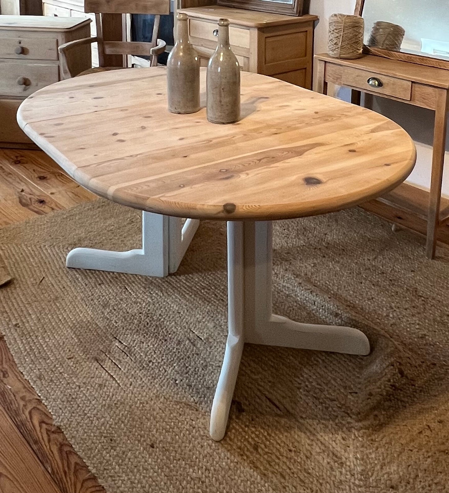Grande table rénovée 2 rallonges de 4 à 8/10 personnes en bois massif brut et patiné blanc