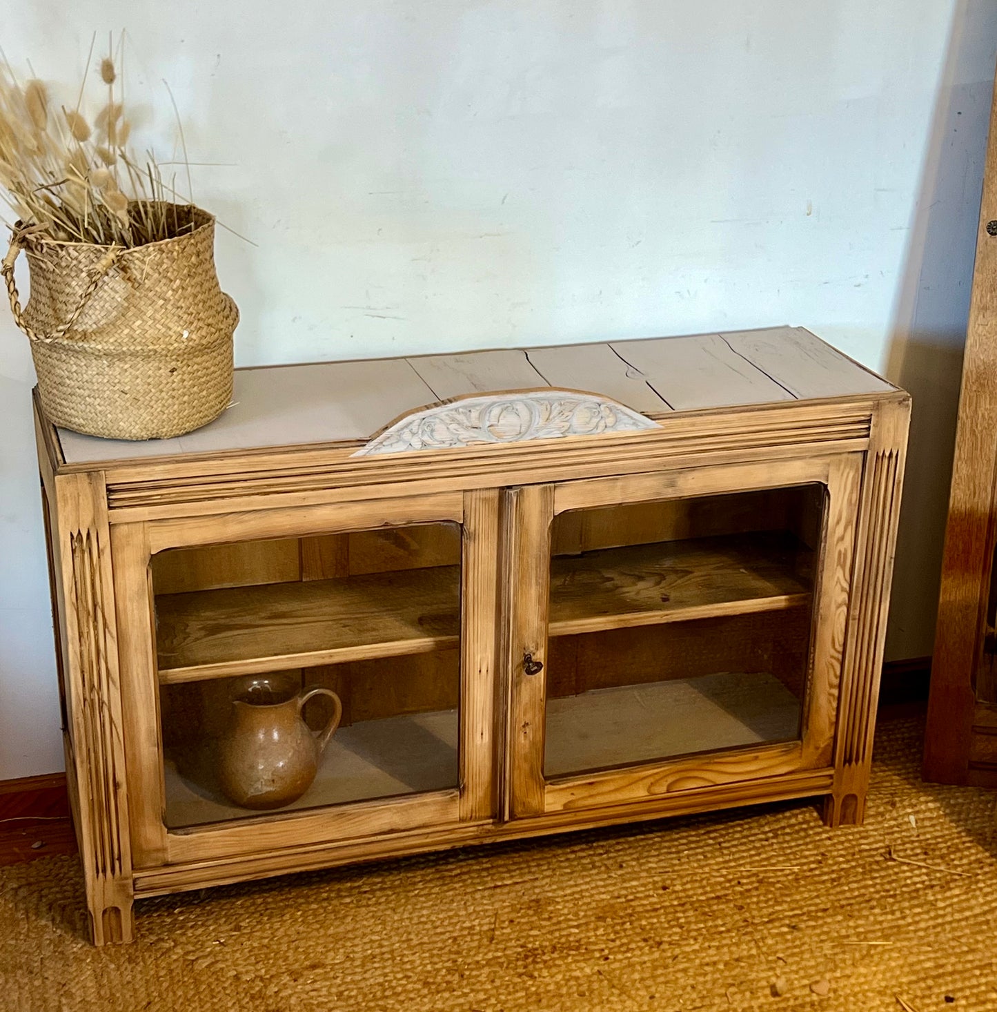 Buffet bas vitré ancien en bois massif brut et patine lin : meuble tv, d’entrée , vaisselier , bibliothèque…