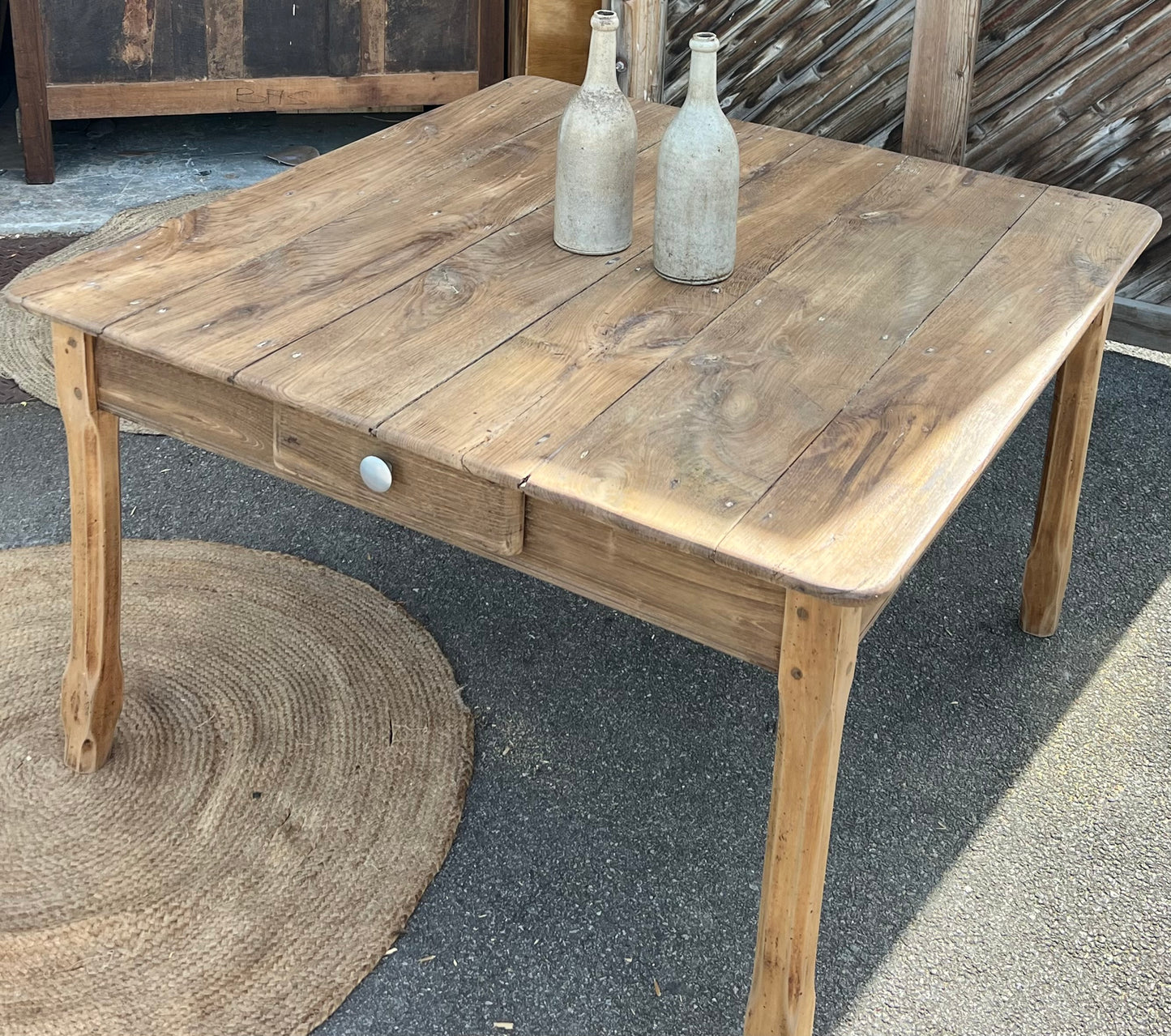 Grande table de ferme carrée ancienne en chêne massif brut