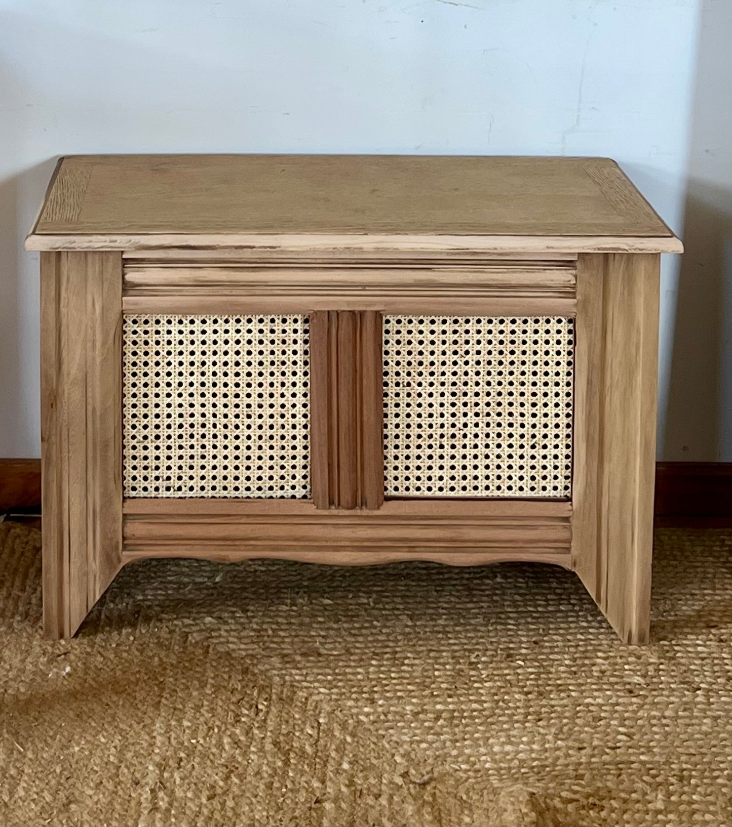 Banc coffre ancien en bois massif brut et cannage