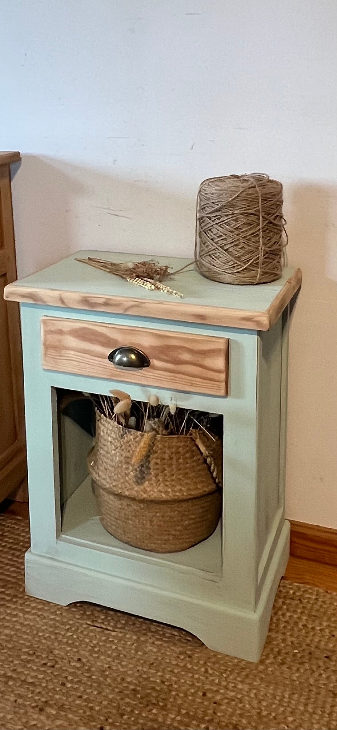 Table de nuit chevet en bois brut et vert amande