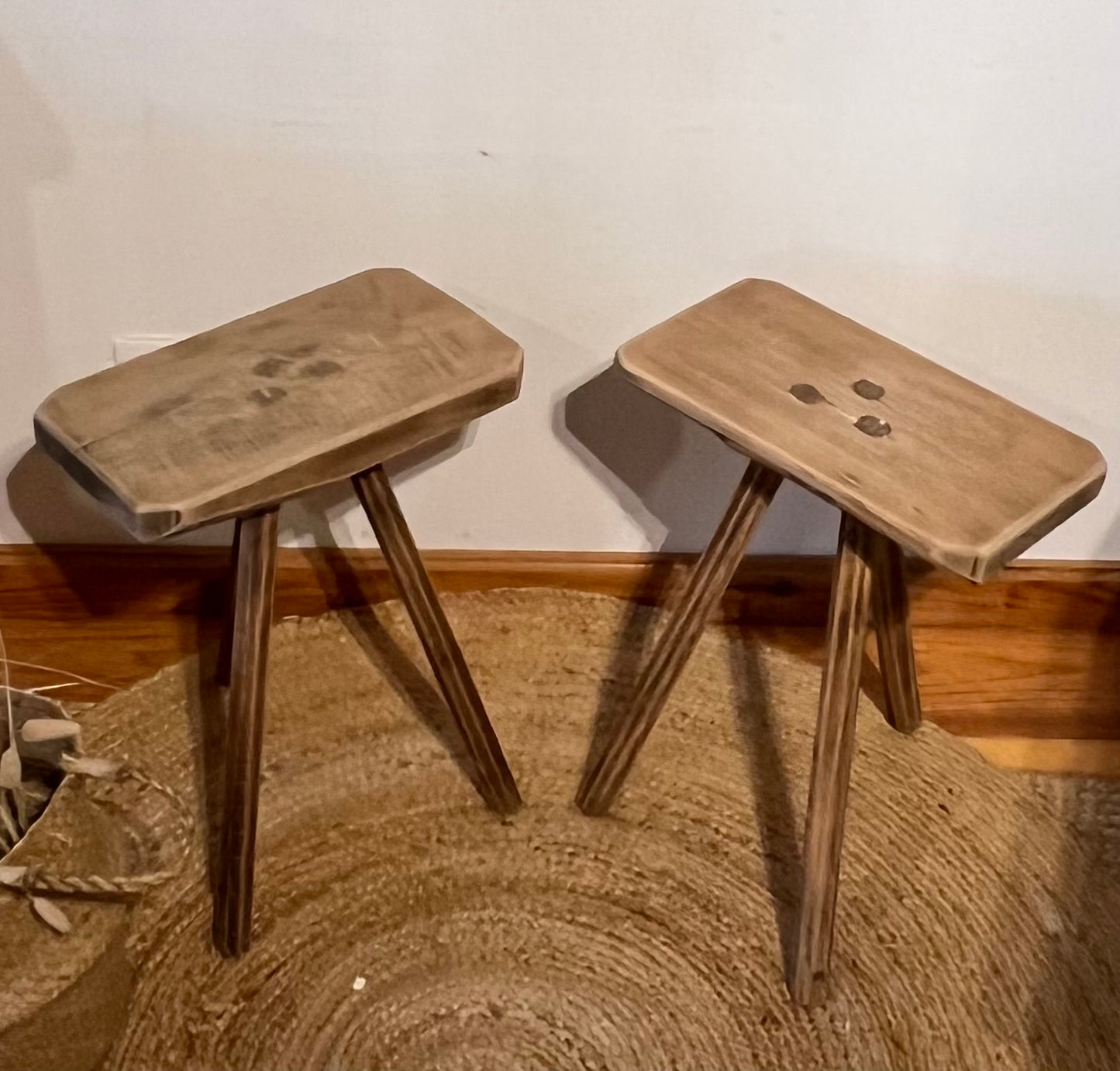 Lot de 2 tabourets de ferme vintage en chêne massif brut - chevets / tables de nuit