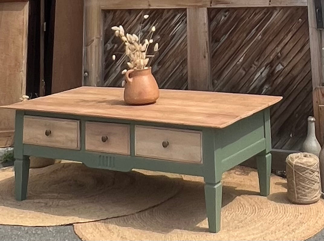 Table basse rénovée en bois massif brut et vert - 3 tiroirs esprit campagne chic