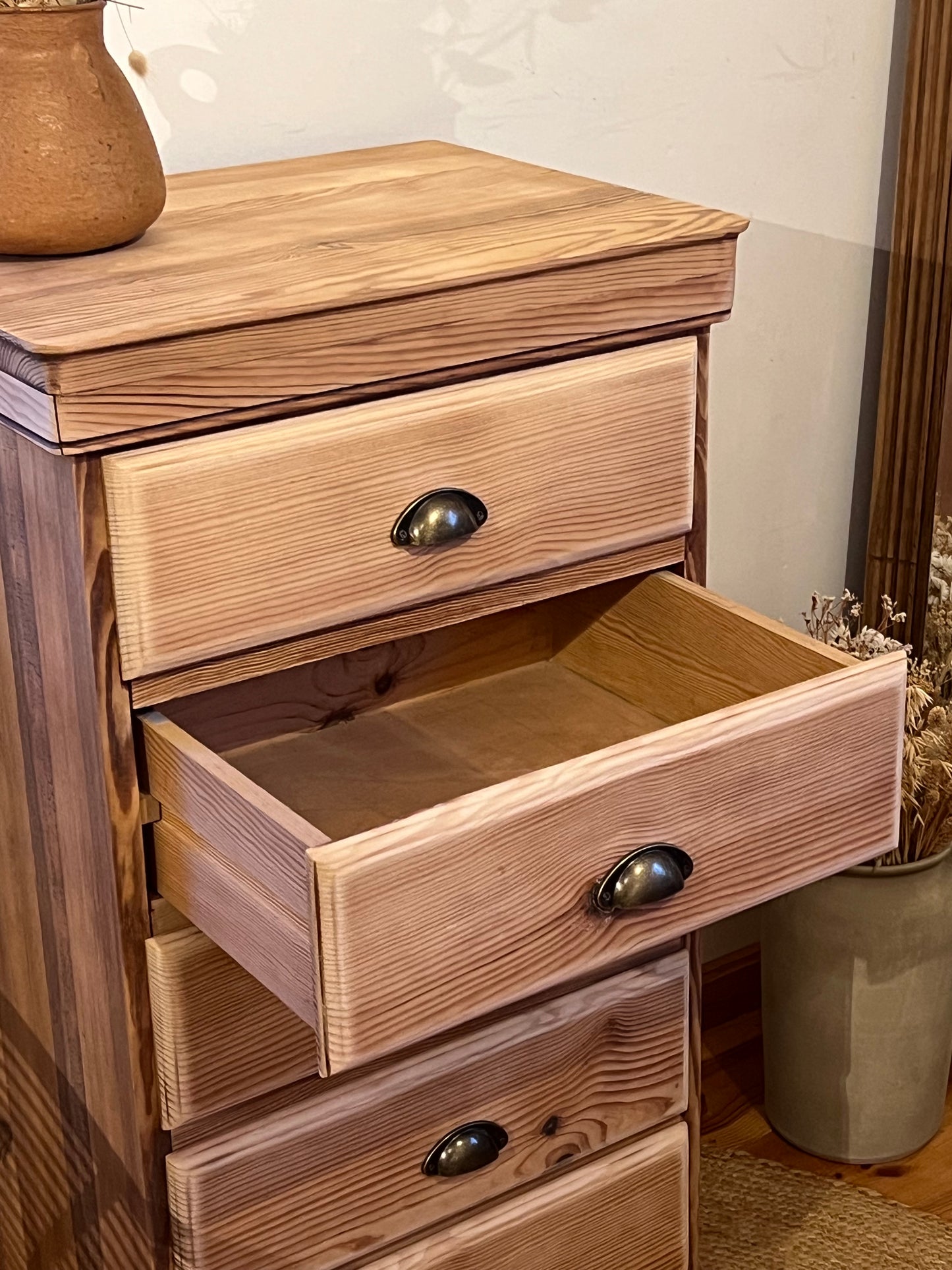 Grand chiffonnier rénové en bois massif brut 5 tiroirs