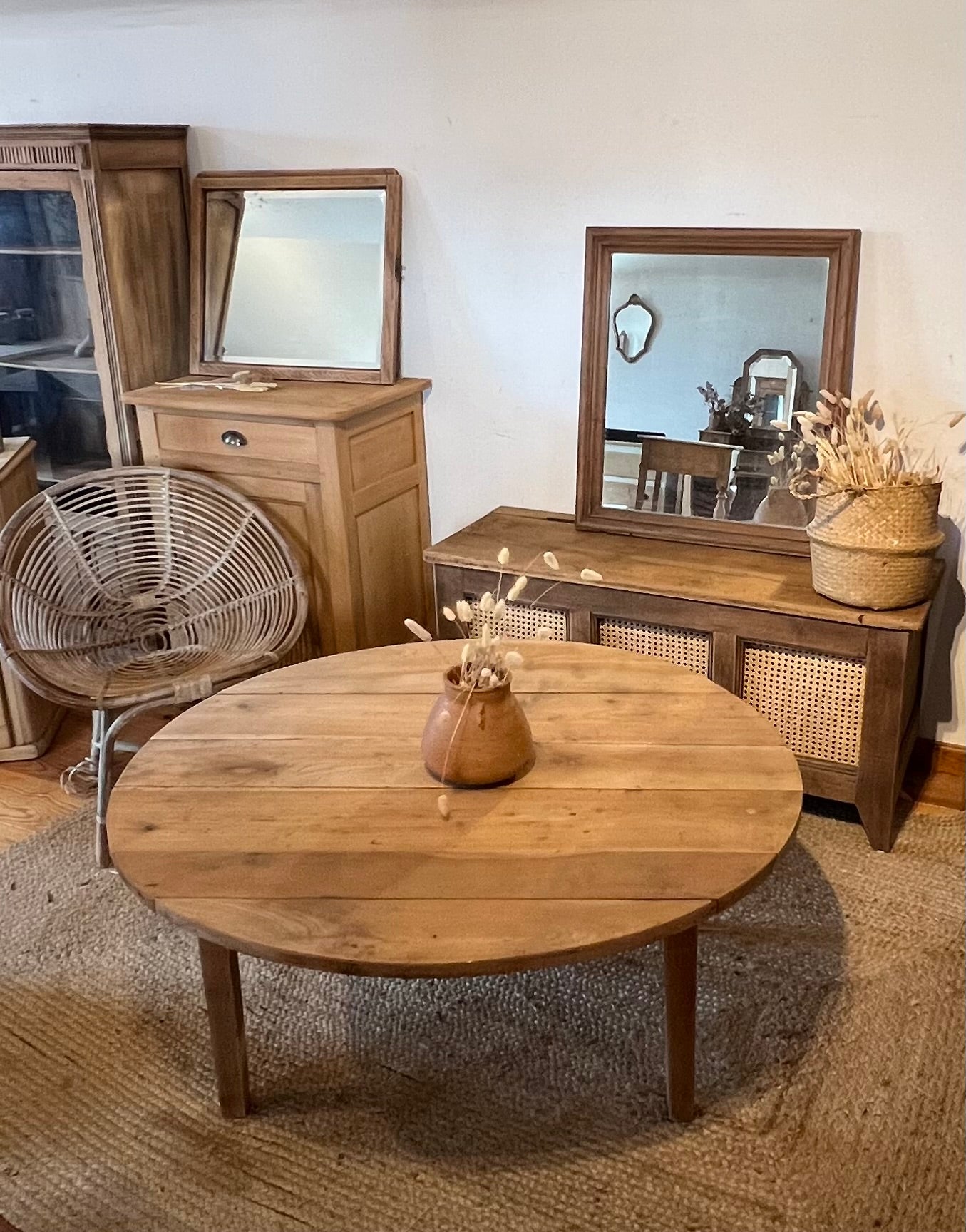 Table basse ronde ancienne en bois massif brut