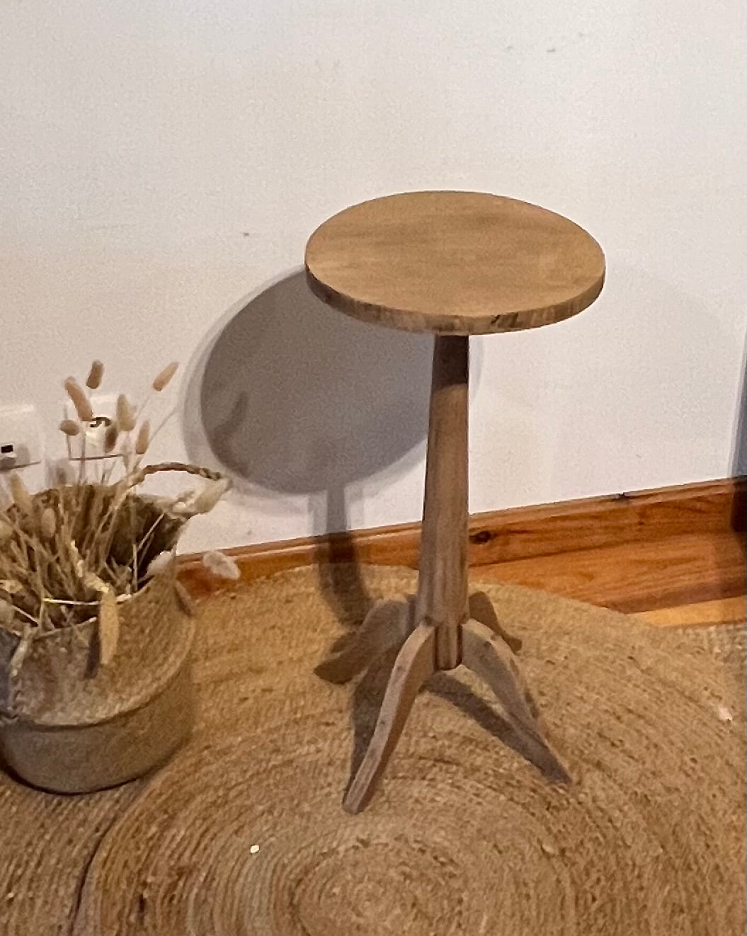 Guéridon vintage ancien en chêne massif brut : porte plante , table d’appoint …