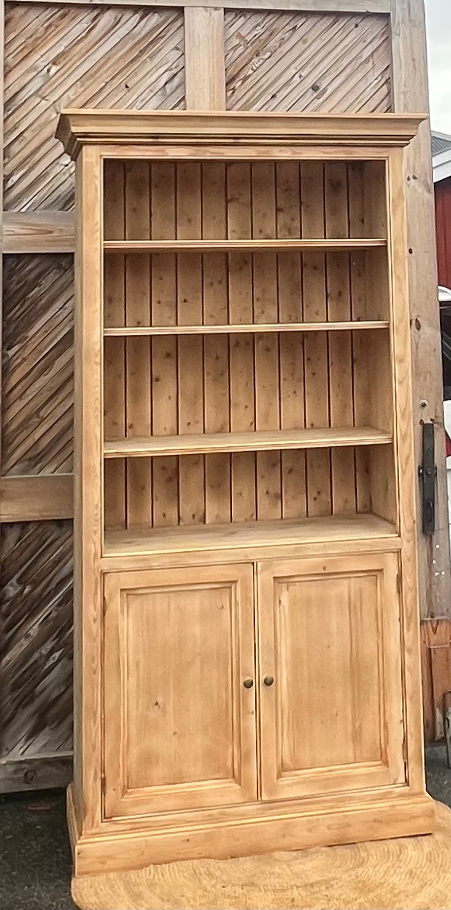 Grande bibliothèque rénovée en bois massif brut