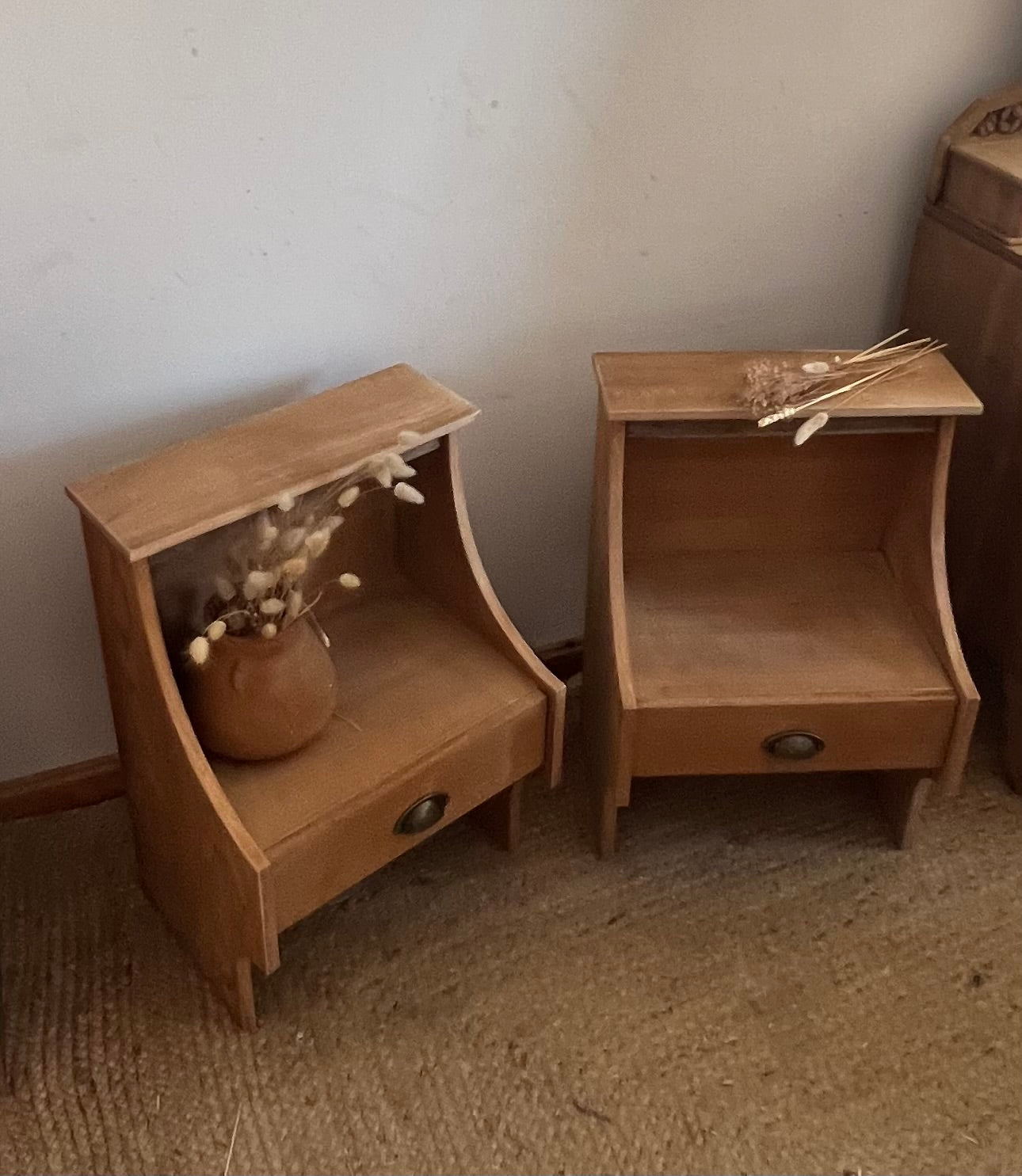 Paire de chevets anciens / tables de nuit vintage années 50 en bois brut - tiroir