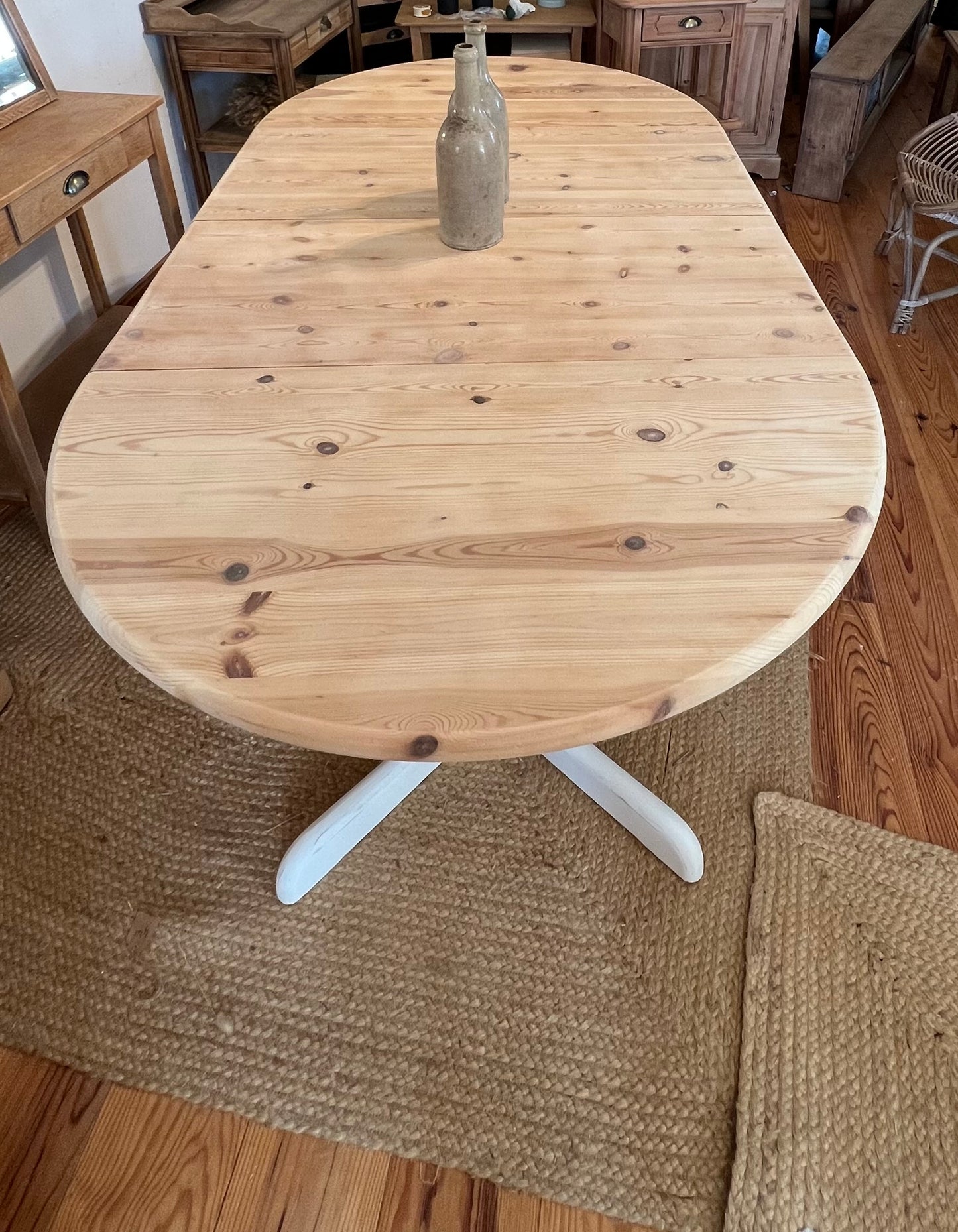 Grande table rénovée 2 rallonges de 4 à 8/10 personnes en bois massif brut et patiné blanc