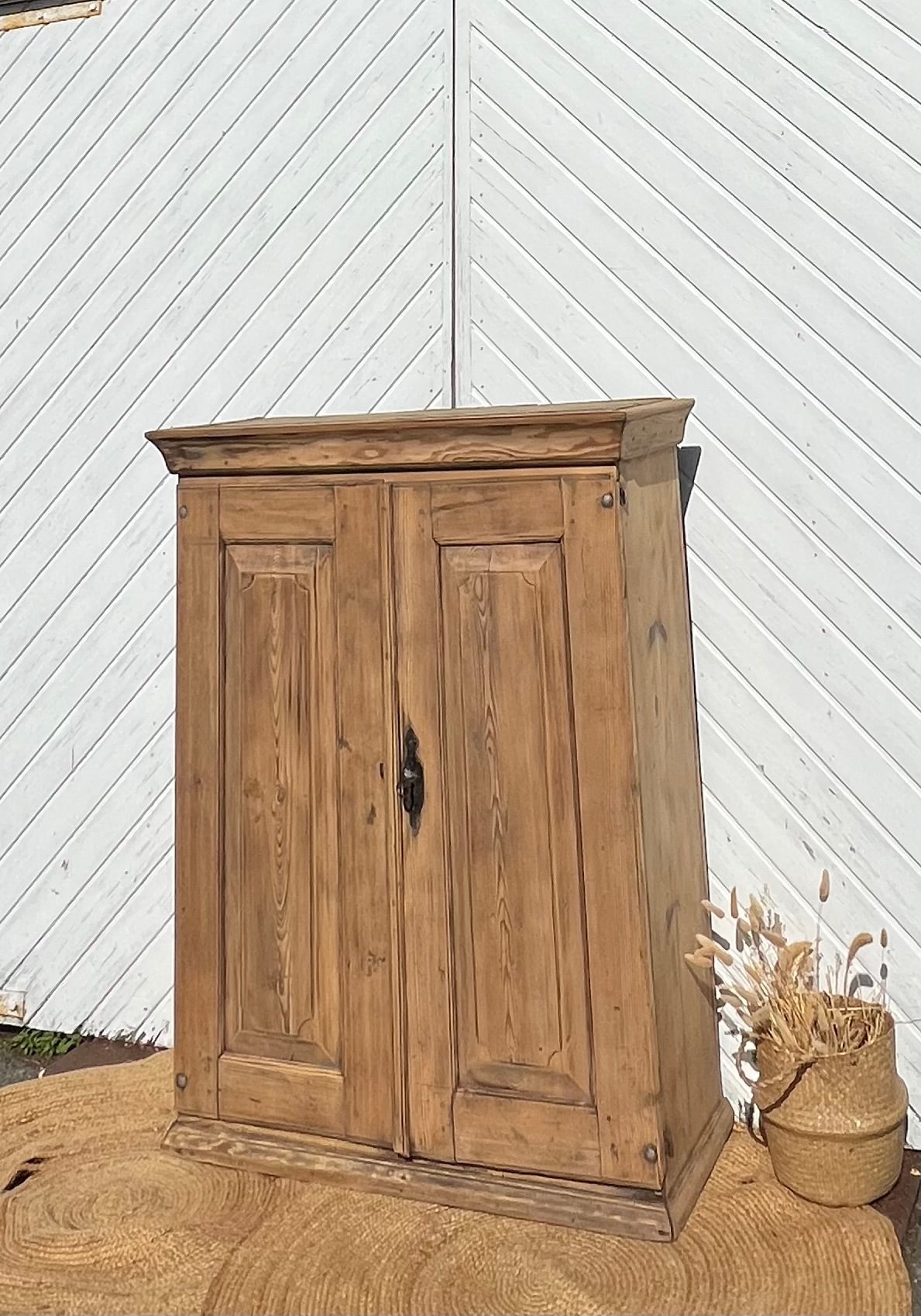 Petite armoire ancienne esprit campagne chic en bois massif brut