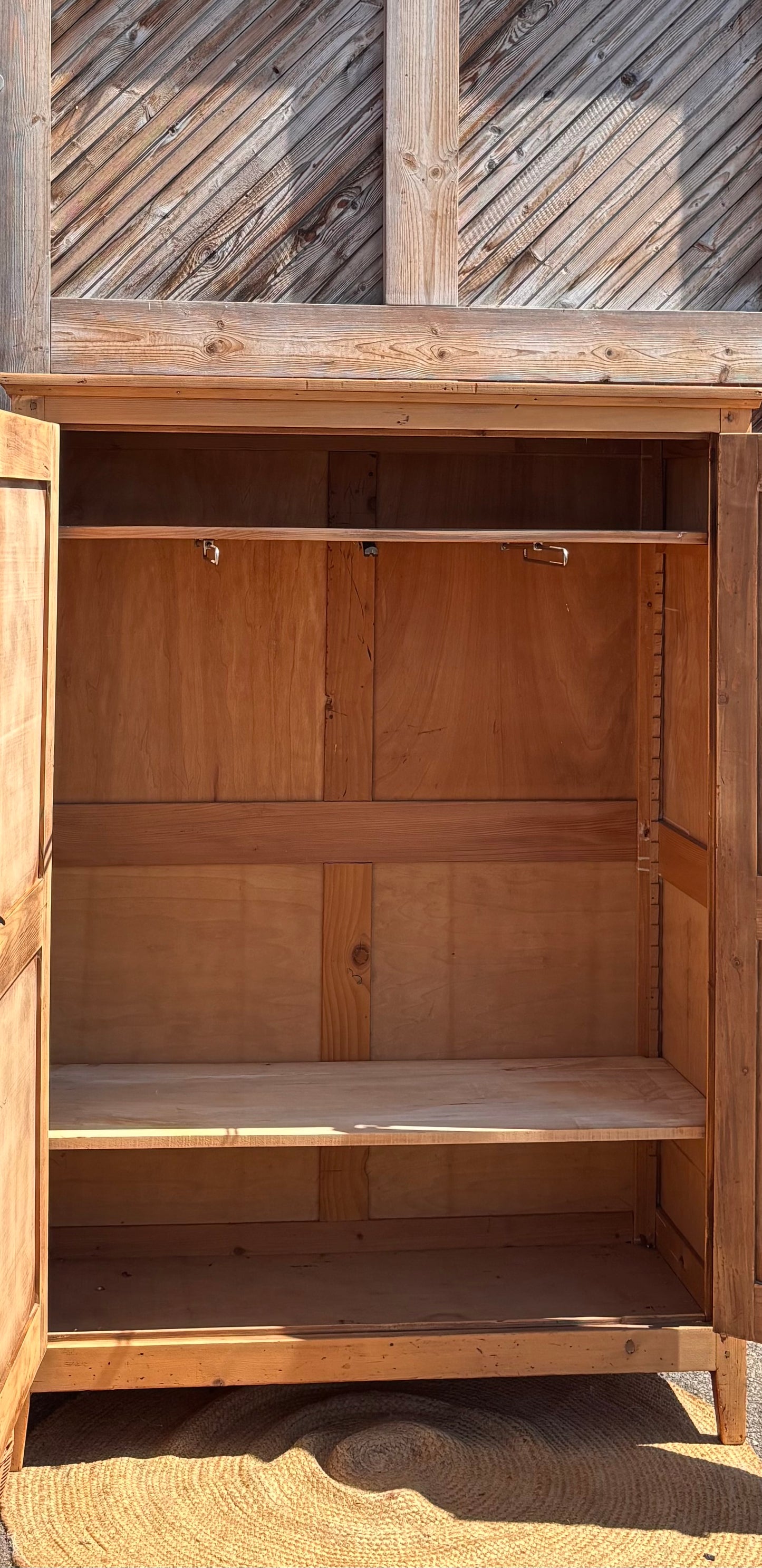 Petite armoire ancienne en bois brut: penderie + étagères