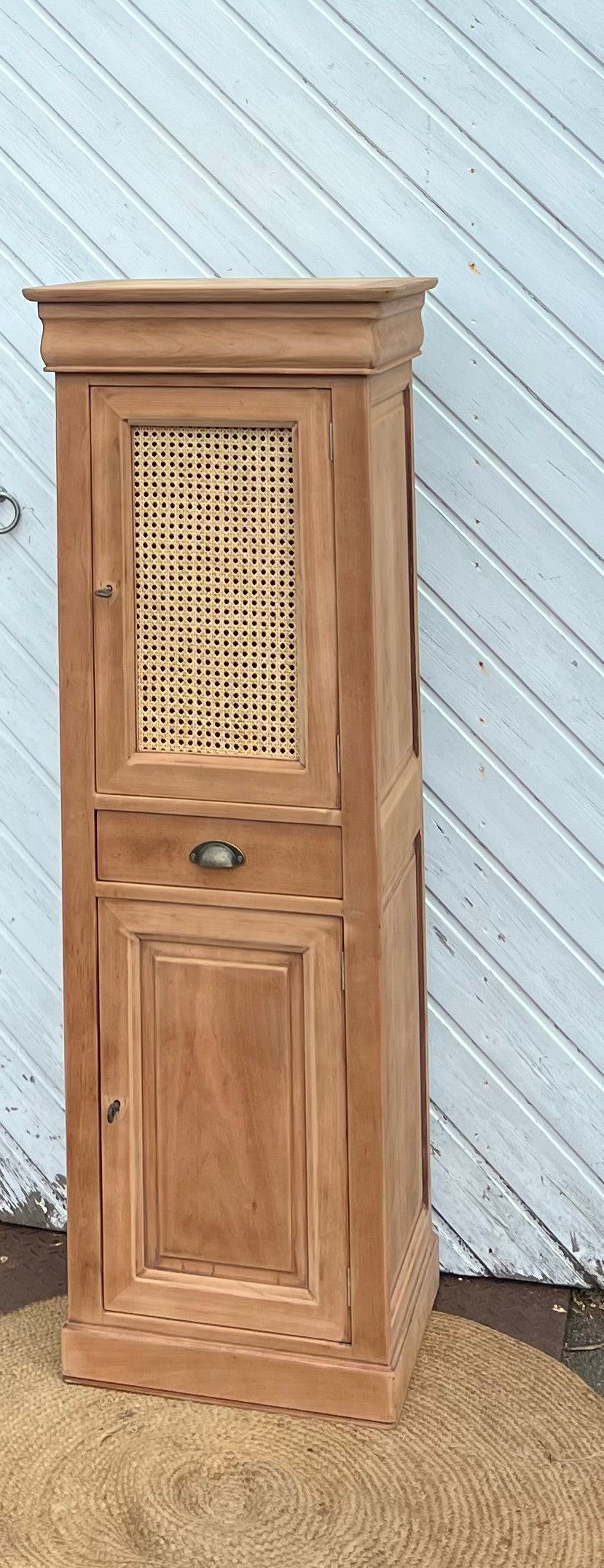 Petite armoire ancienne : bonnetière / homme debout en bois massif brut et cannage