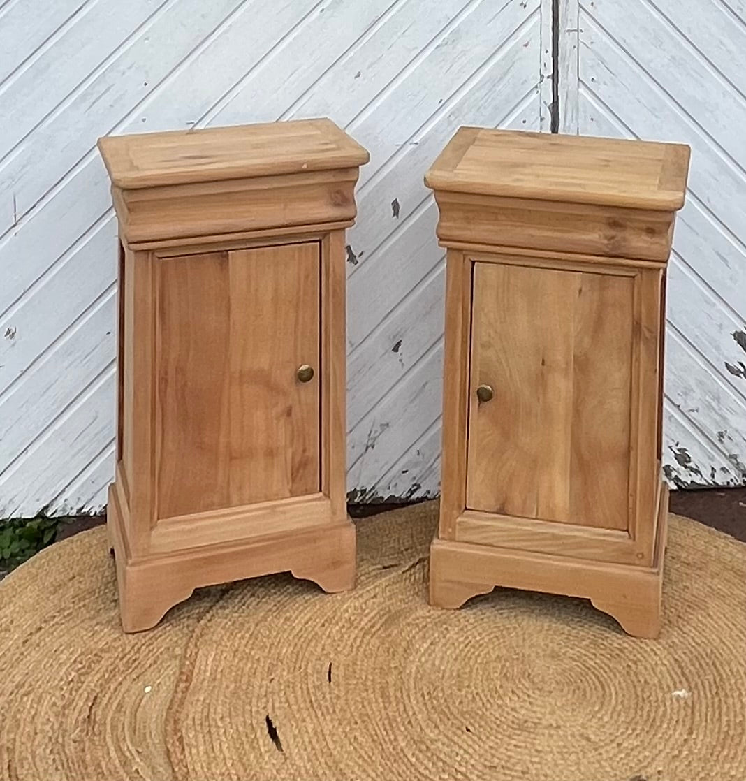 Paire de chevets anciens avec tiroir en bois massis brut