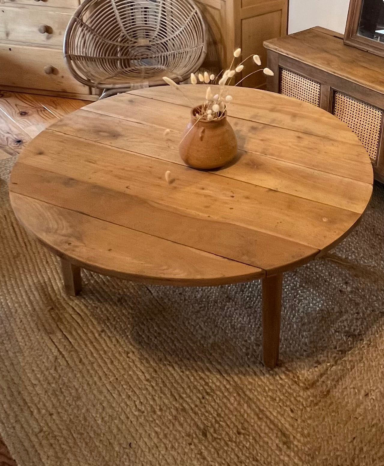 Table basse ronde ancienne en bois massif brut