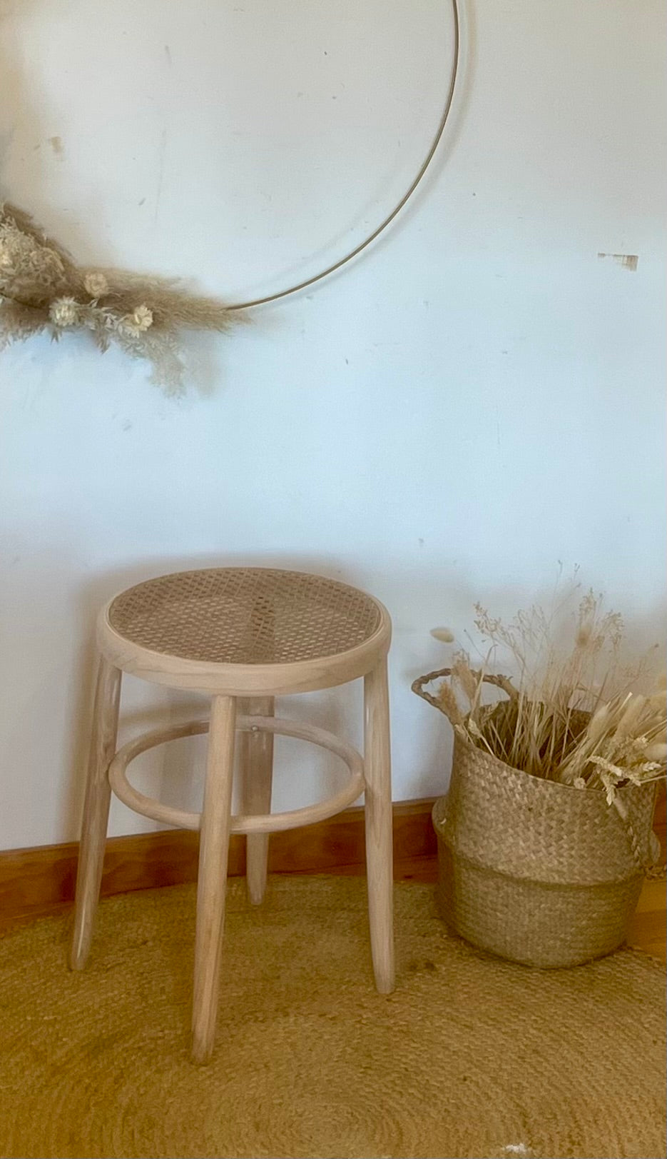 Tabouret vintage en bois massif brut et cannage