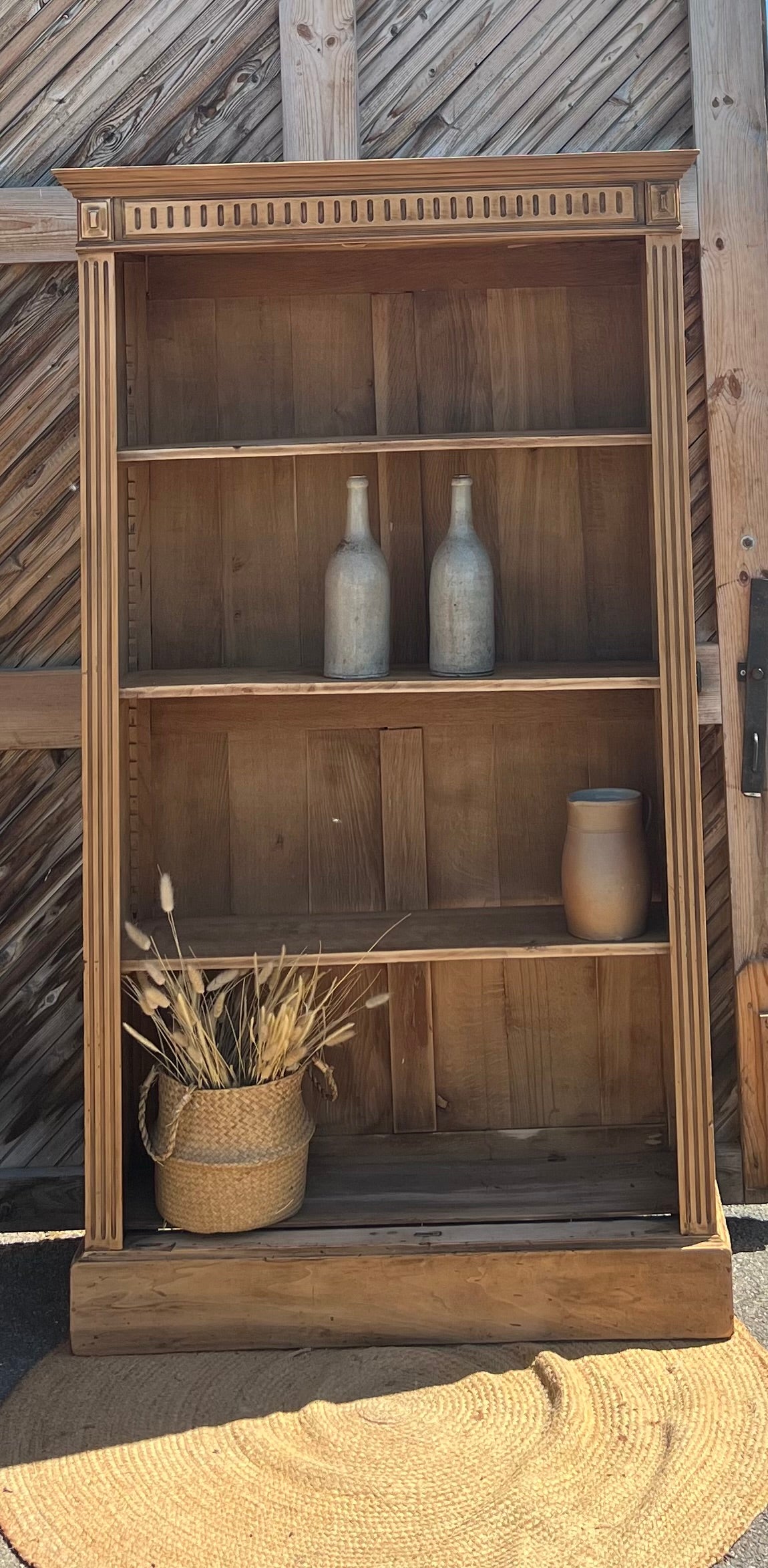 Bibliothèque ancienne en bois brut