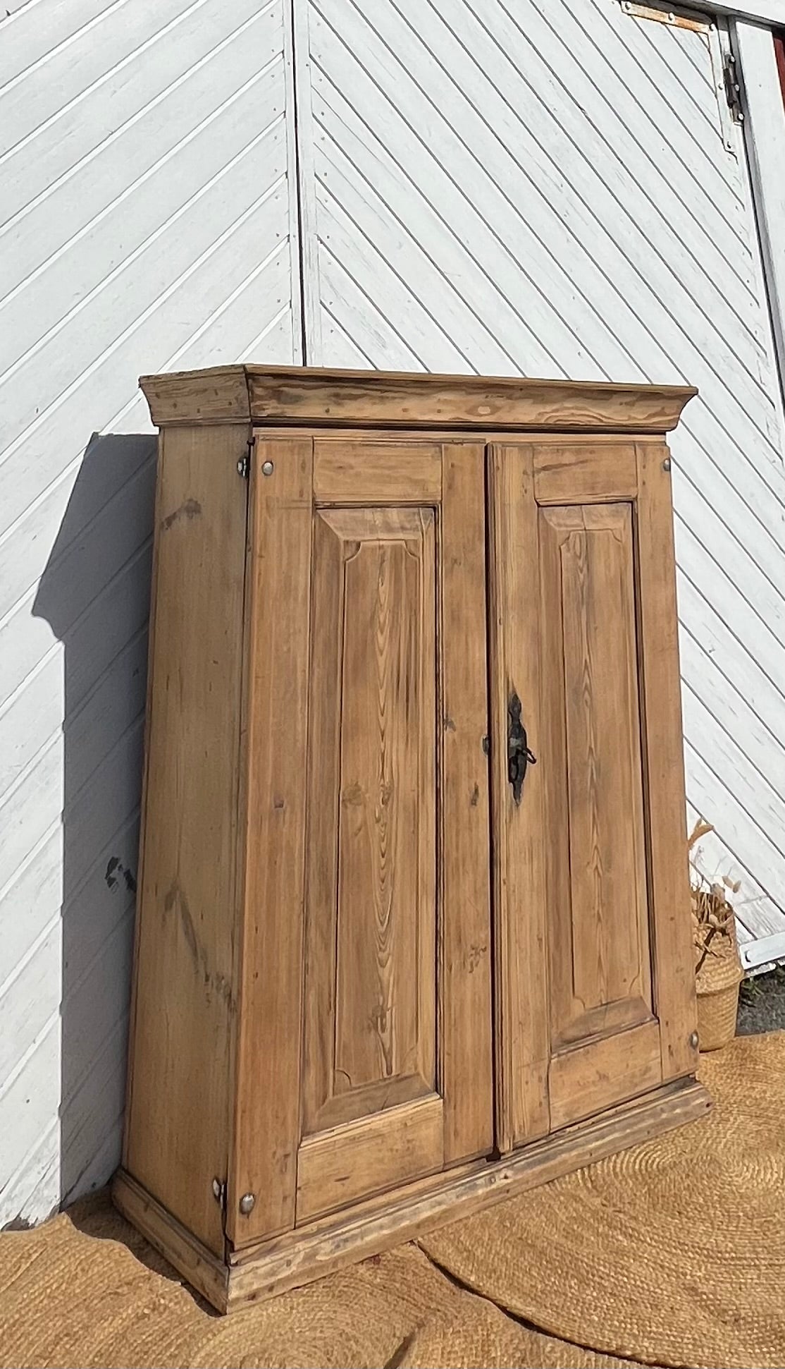 Petite armoire ancienne esprit campagne chic en bois massif brut