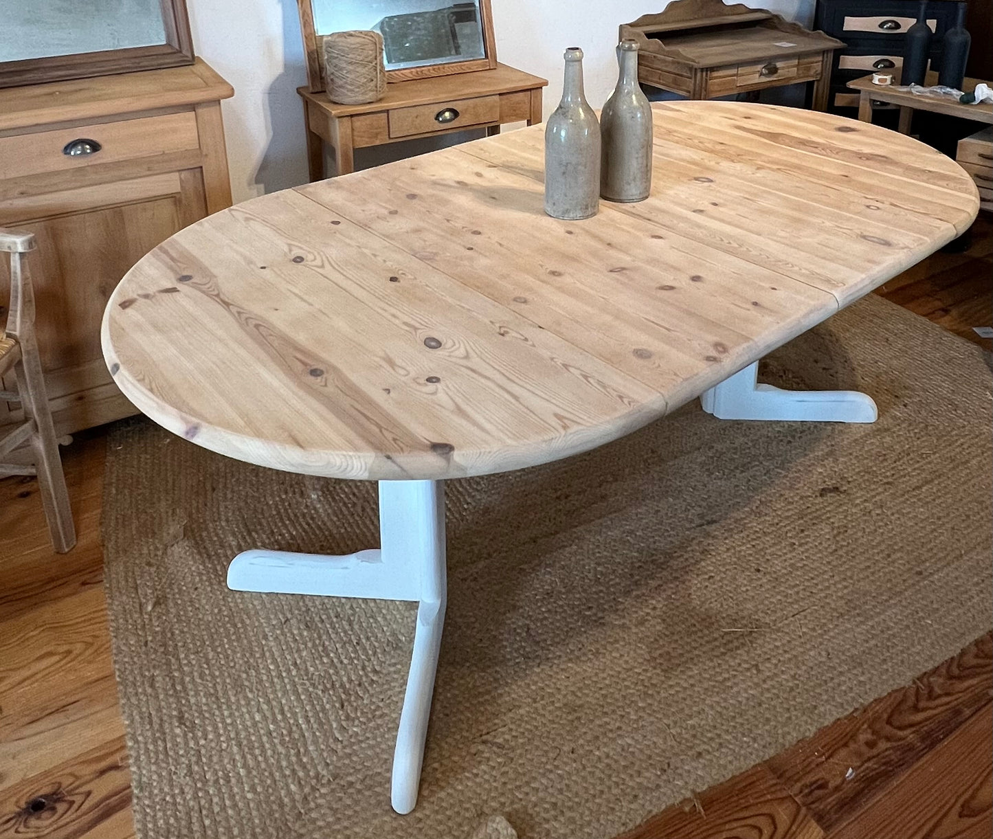 Grande table rénovée 2 rallonges de 4 à 8/10 personnes en bois massif brut et patiné blanc
