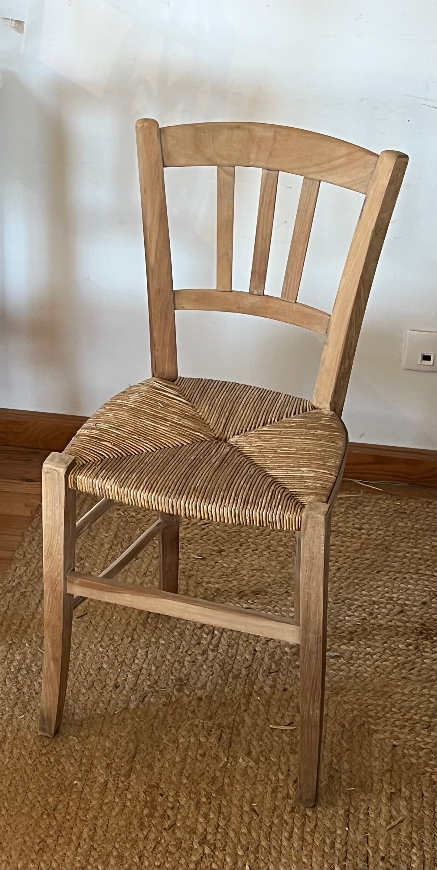 1 chaise bistrot ancienne en bois massif brut et assise paillée