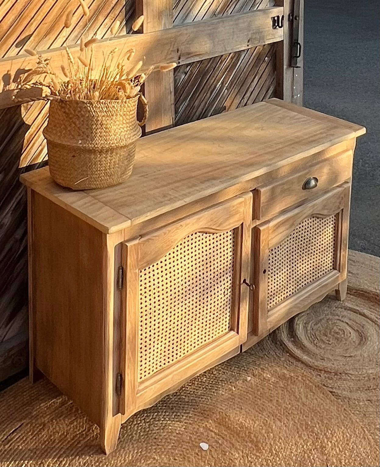 Meuble télé tv ancien en bois brut et cannage