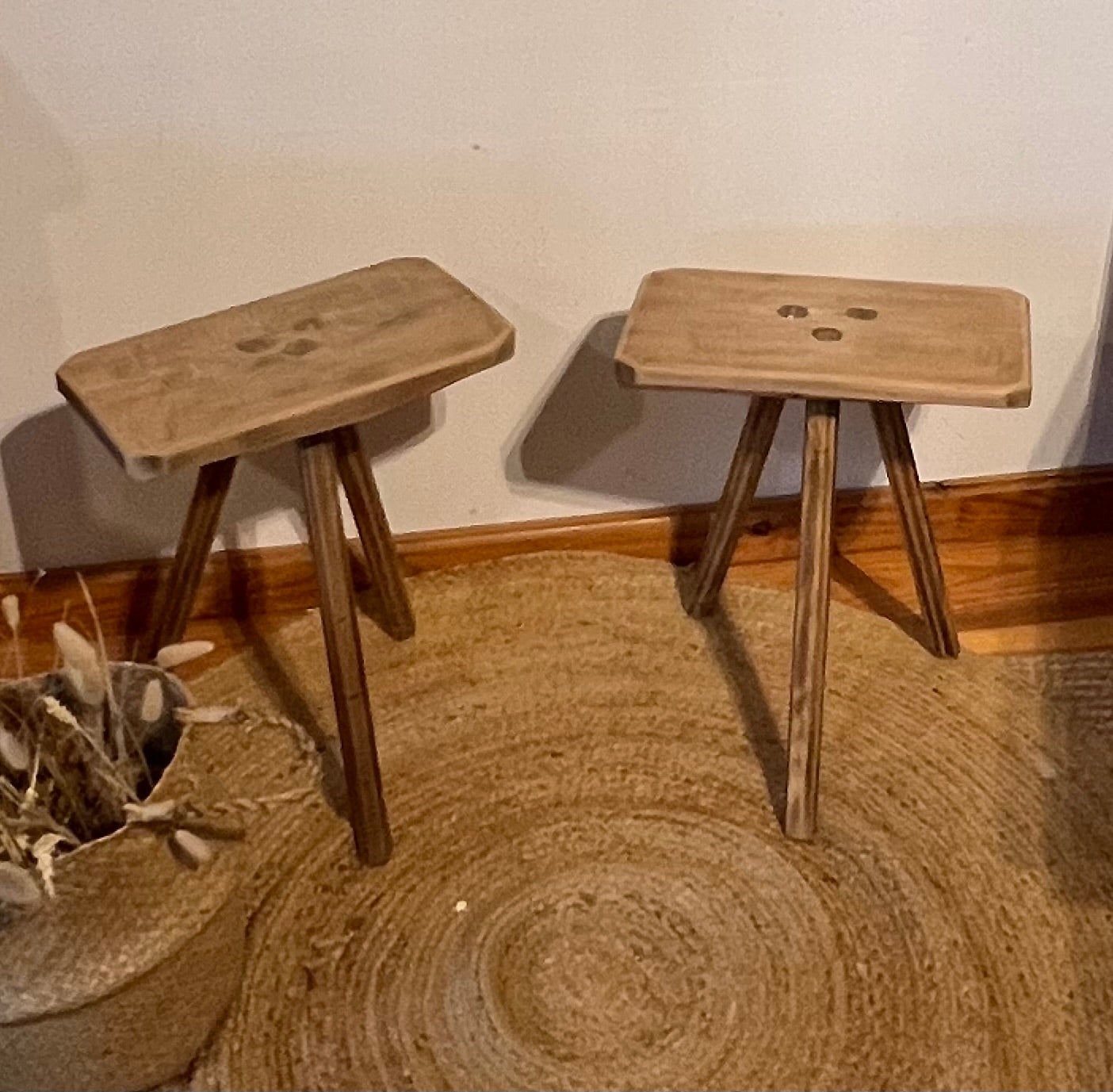 Lot de 2 tabourets de ferme vintage en chêne massif brut - chevets / tables de nuit