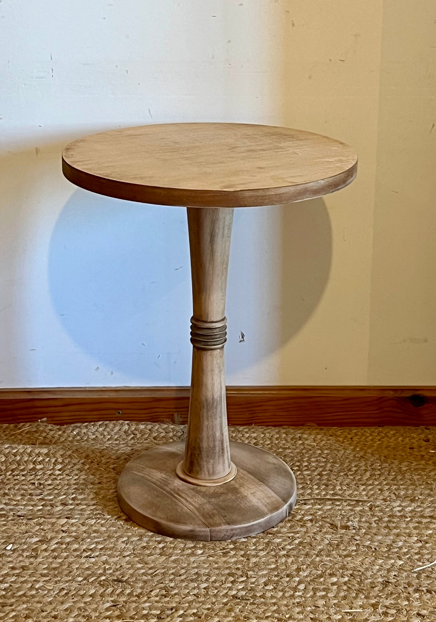 Guéridon / table d’appoint en bois brut