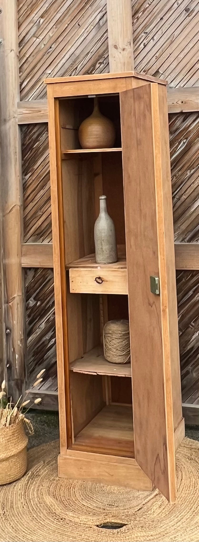 Armoire vintage format bonnetière en chêne brut