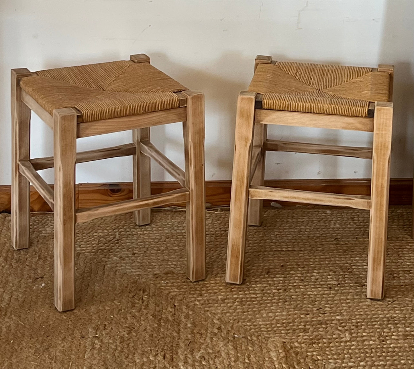 Réservé - Lot 2 de tabourets anciens en bois massif brut et assise paillée