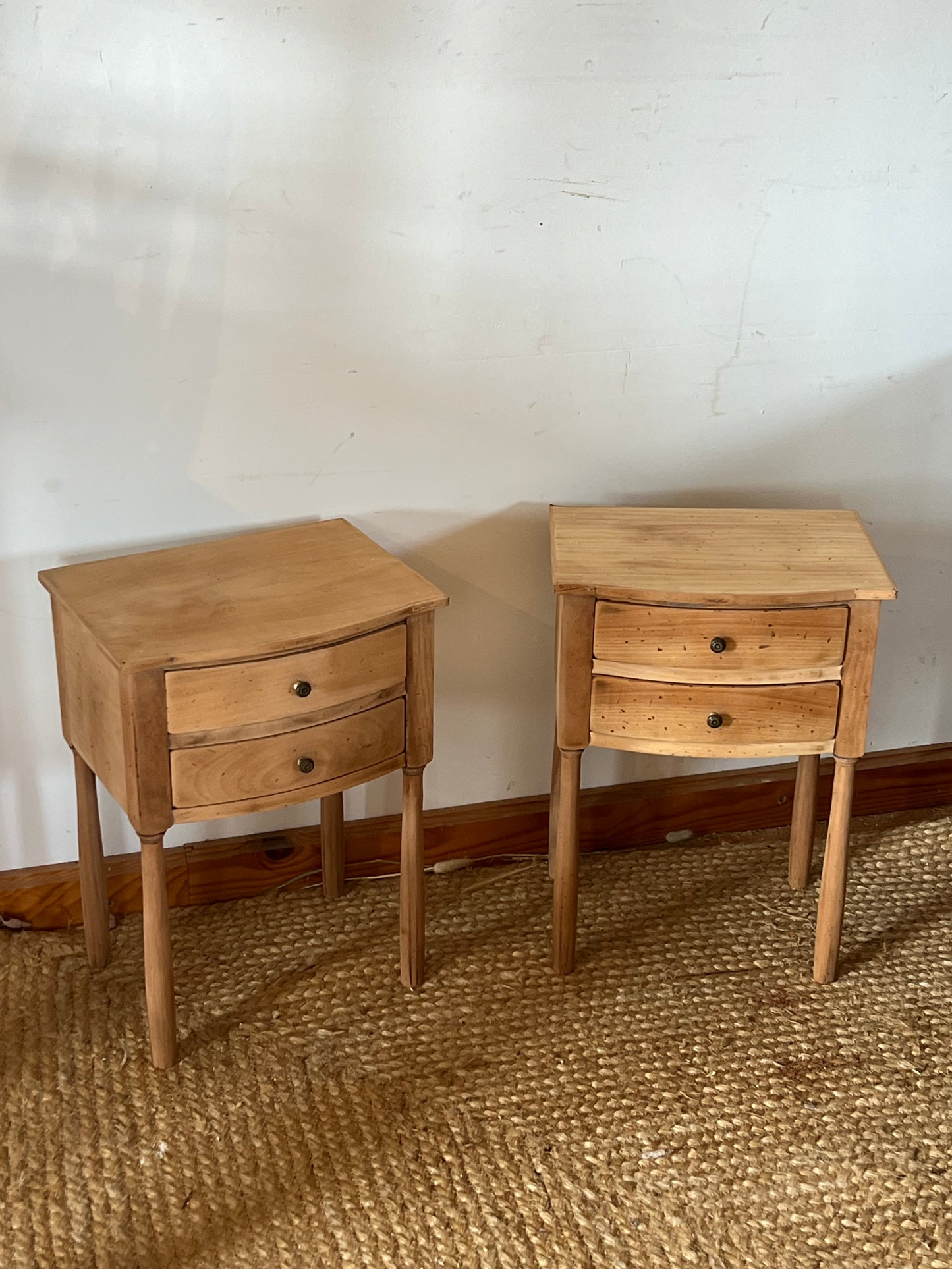 Reservee - Paire de chevets anciens / tables de nuit en bois brut
