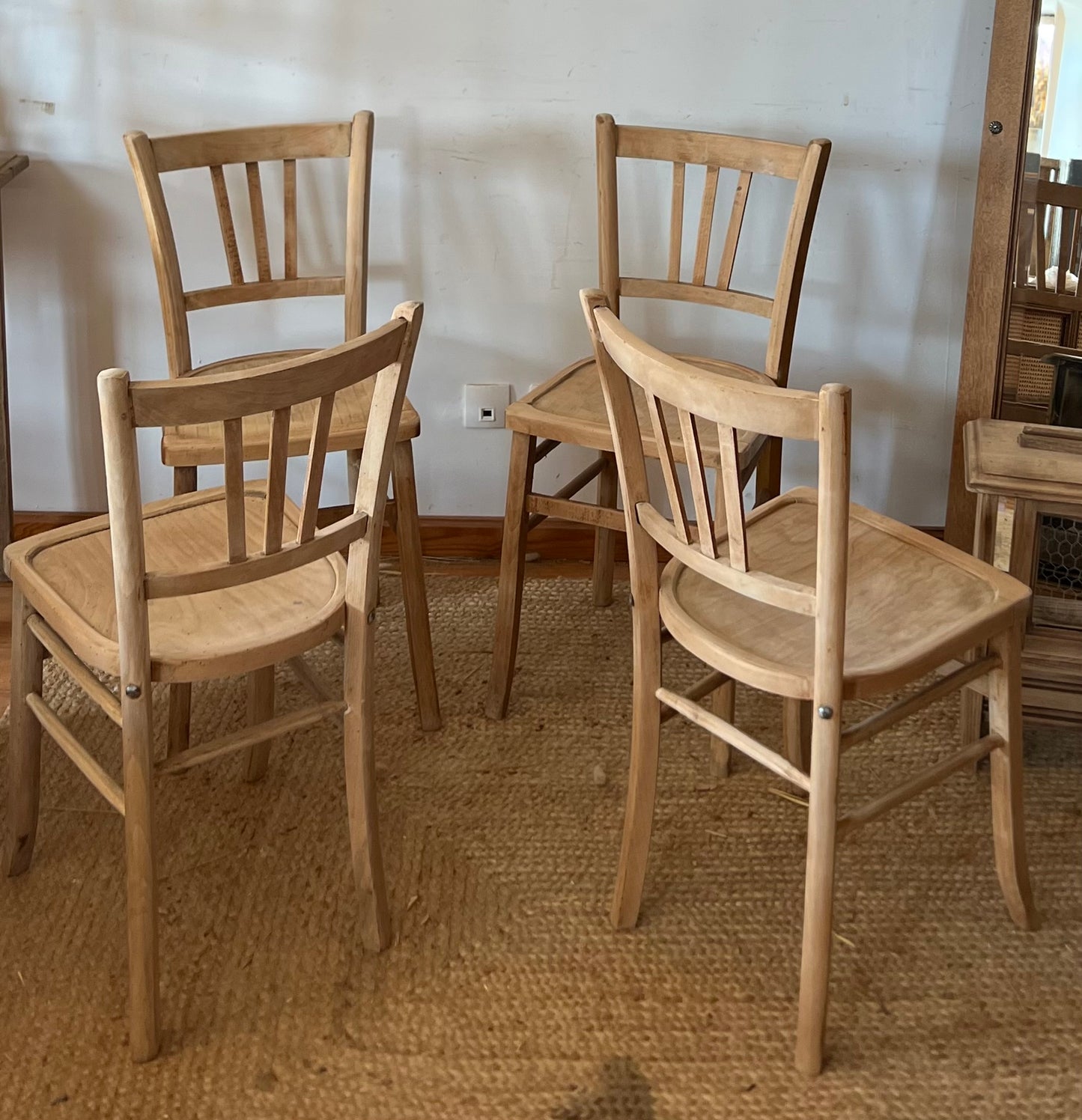 Lot de 4 chaises bistrot vintage ancienne en bois brut