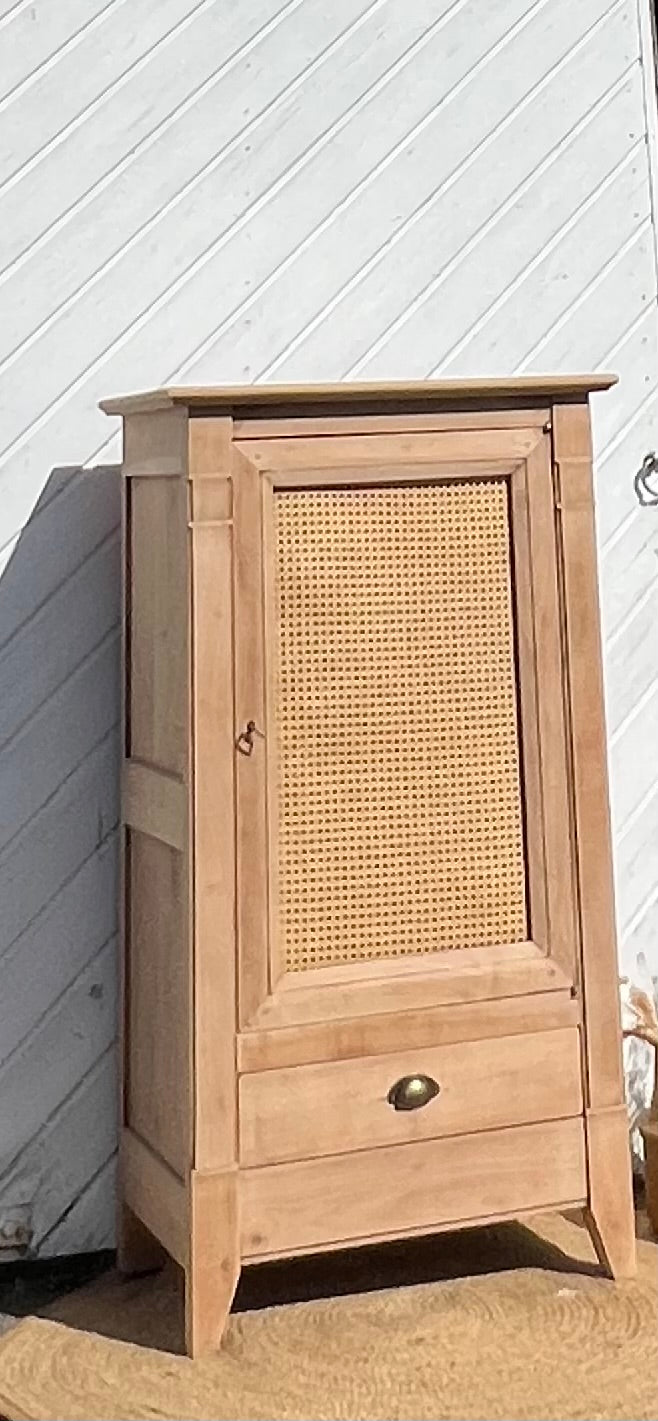 Petite armoire parisienne ancienne en bois massif brut et cannage pieds compas