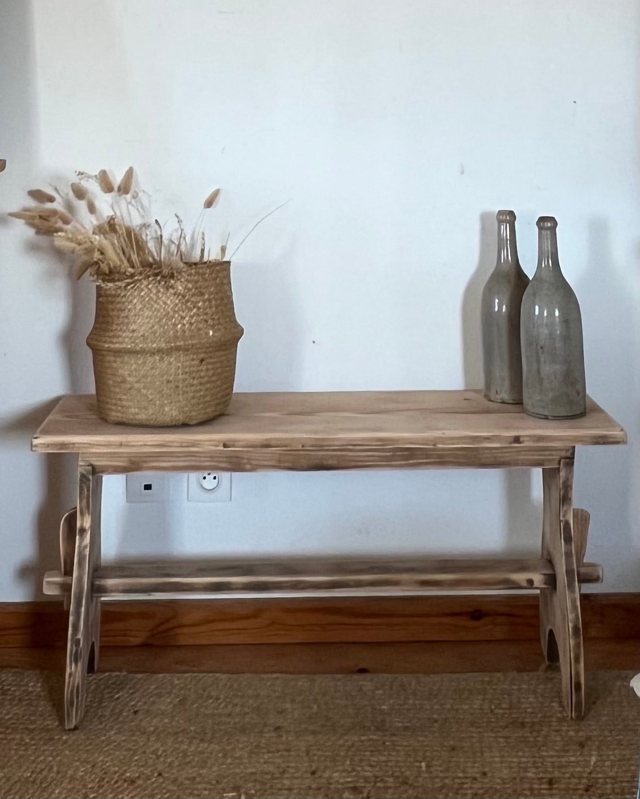 Petit banc de ferme ancien en bois massif brut