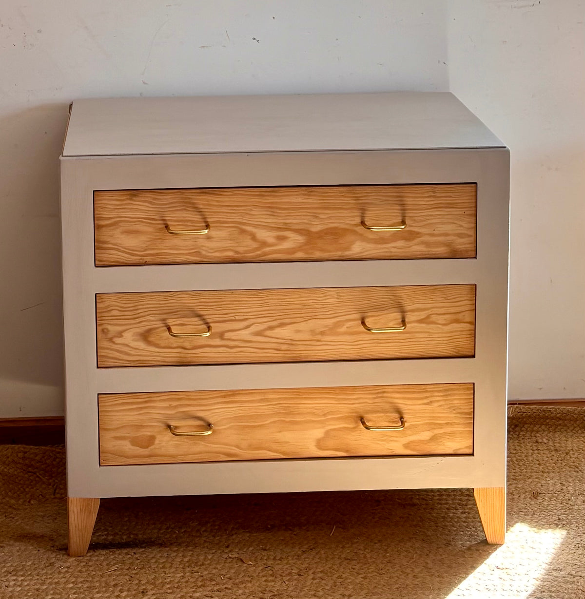 Commode vintage ancienne rénovée en bois brut et patine lin