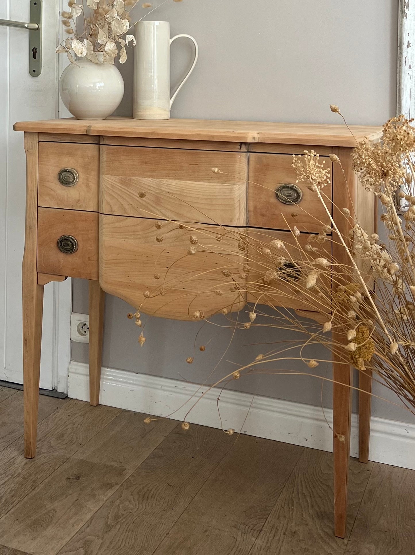 Petite commode ancienne / console en bois massif brut