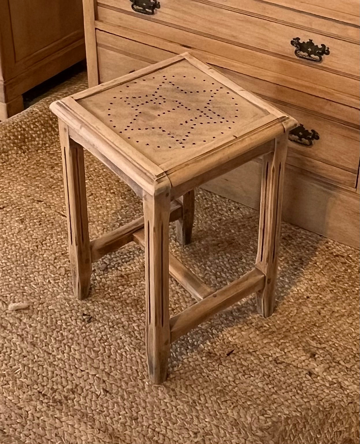 Tabouret vintage en chêne brut