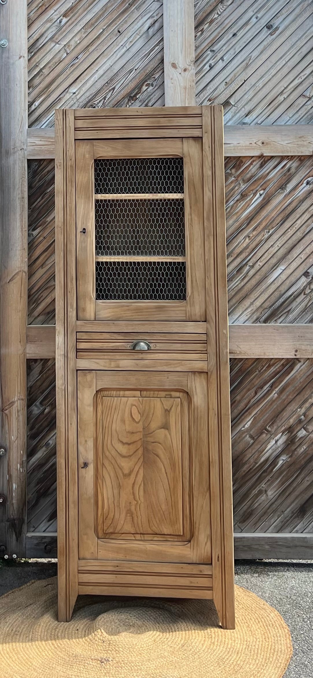 Bonnetiere ancienne en chêne massif brut : armoire vaisselier bibliothèque / homme debout