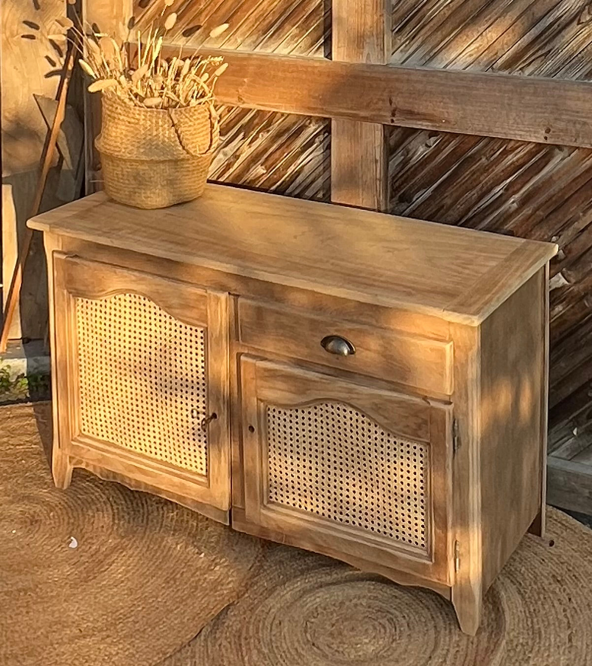 Meuble télé tv ancien en bois brut et cannage