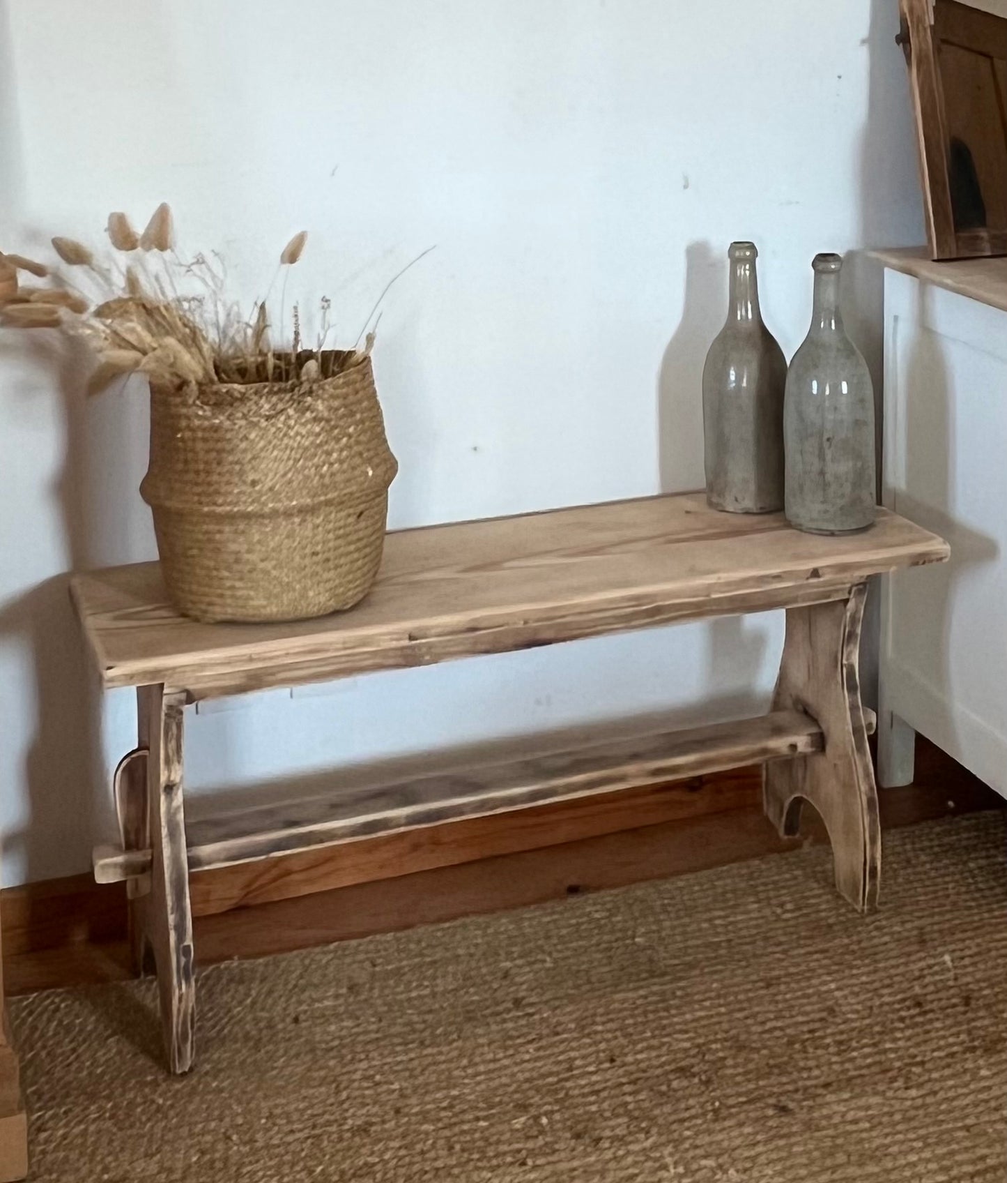 Petit banc de ferme ancien en bois massif brut