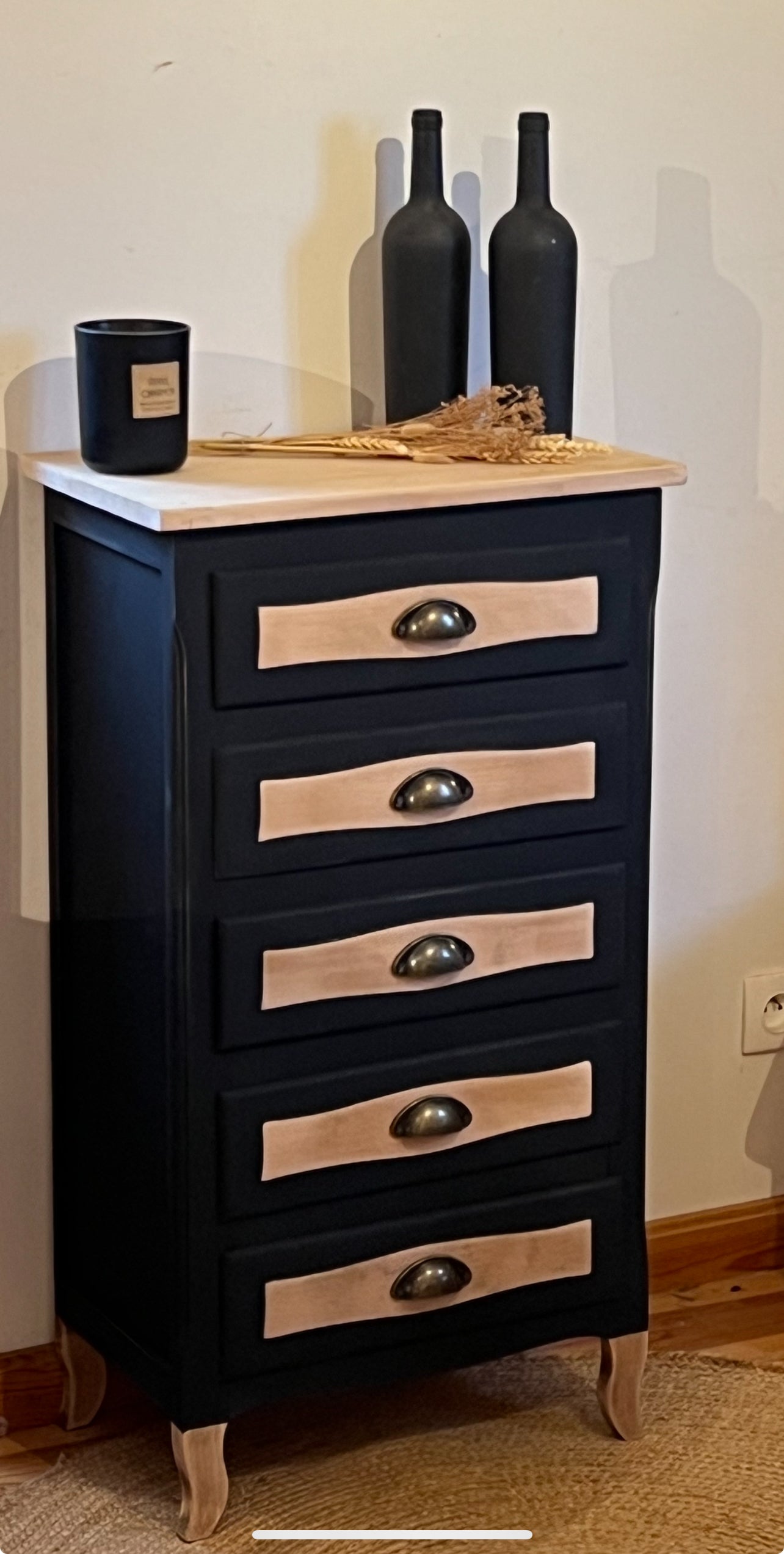 Chiffonnier ancien en bois massif brut et noir mat 5 tiroirs