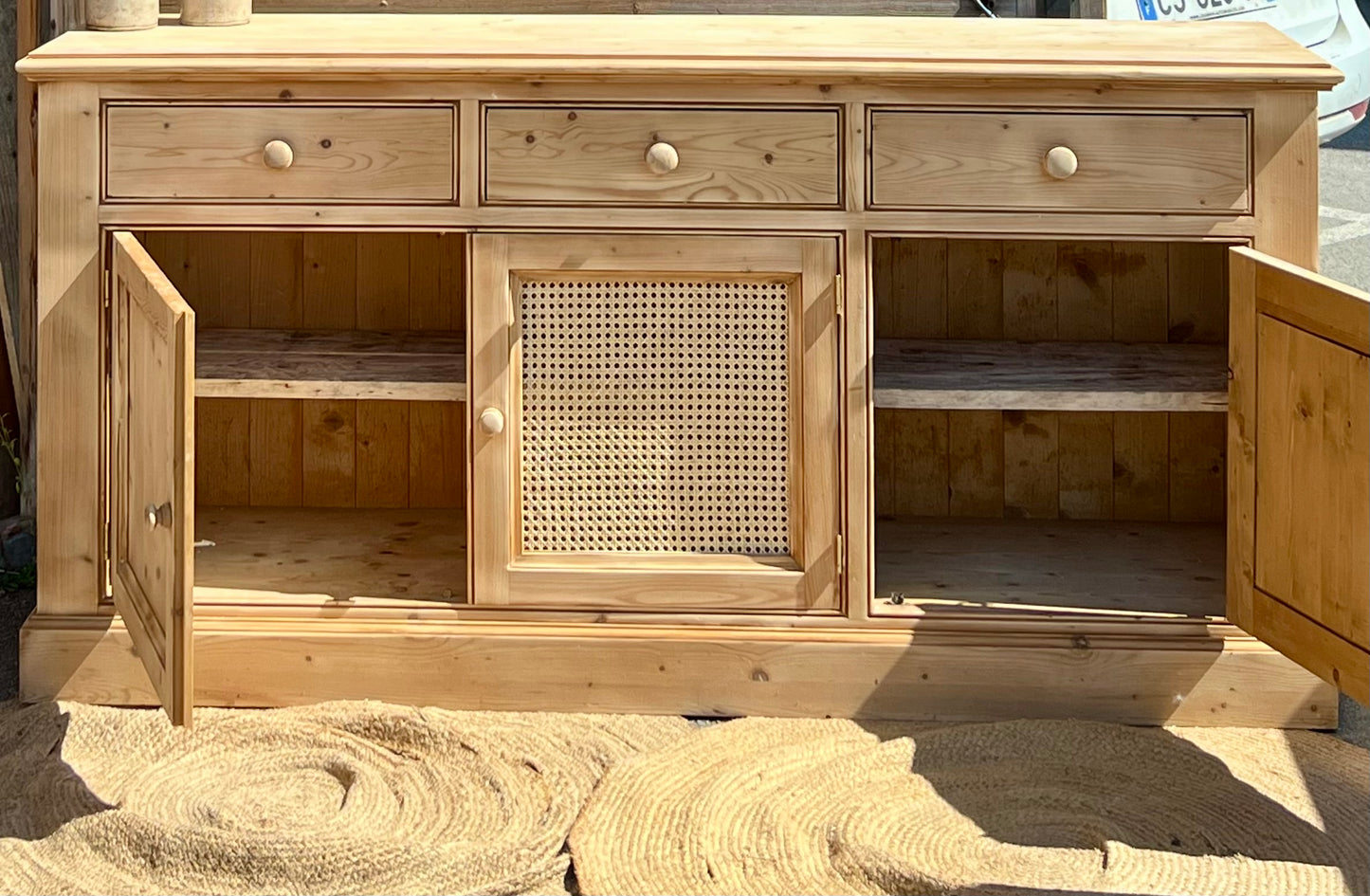 Enfilade rénovée / buffet en bois massif brut et cannage