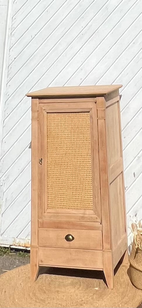 Petite armoire parisienne ancienne en bois massif brut et cannage pieds compas